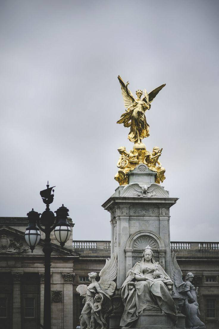 Buckingham Palace Sculpture Phone Picture