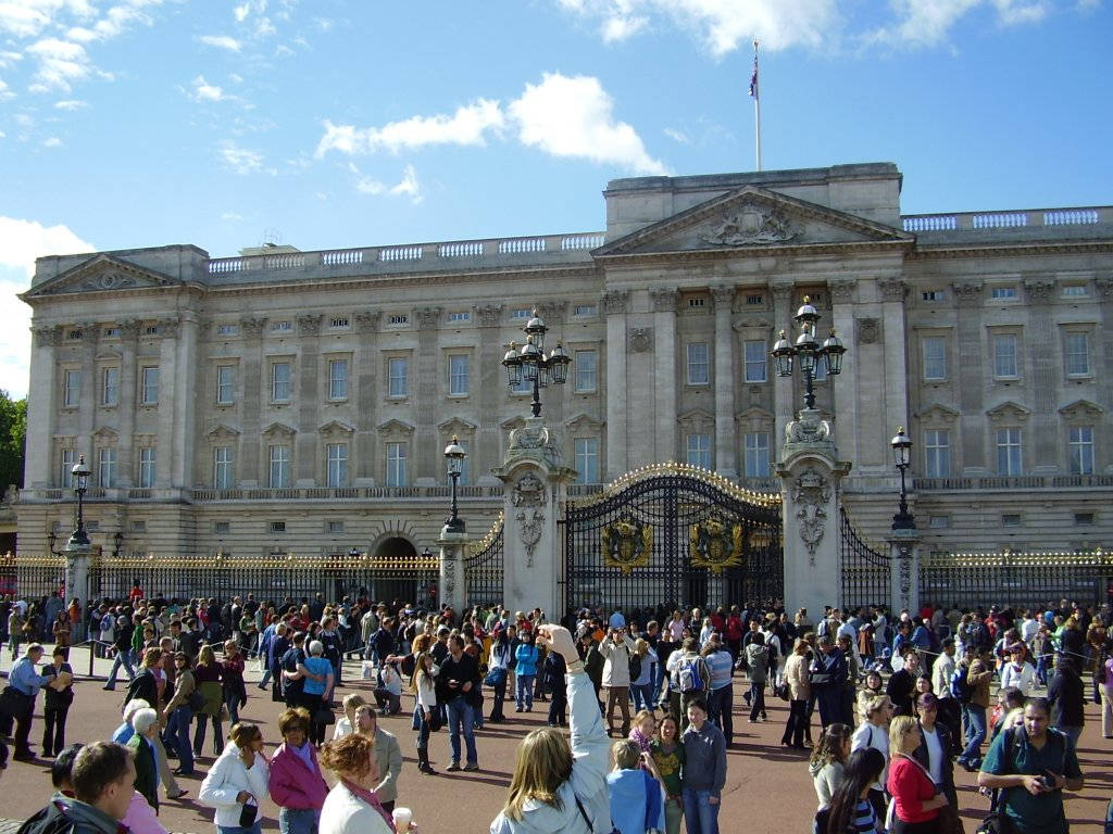 Buckingham Palace Tourist Gates Wallpaper