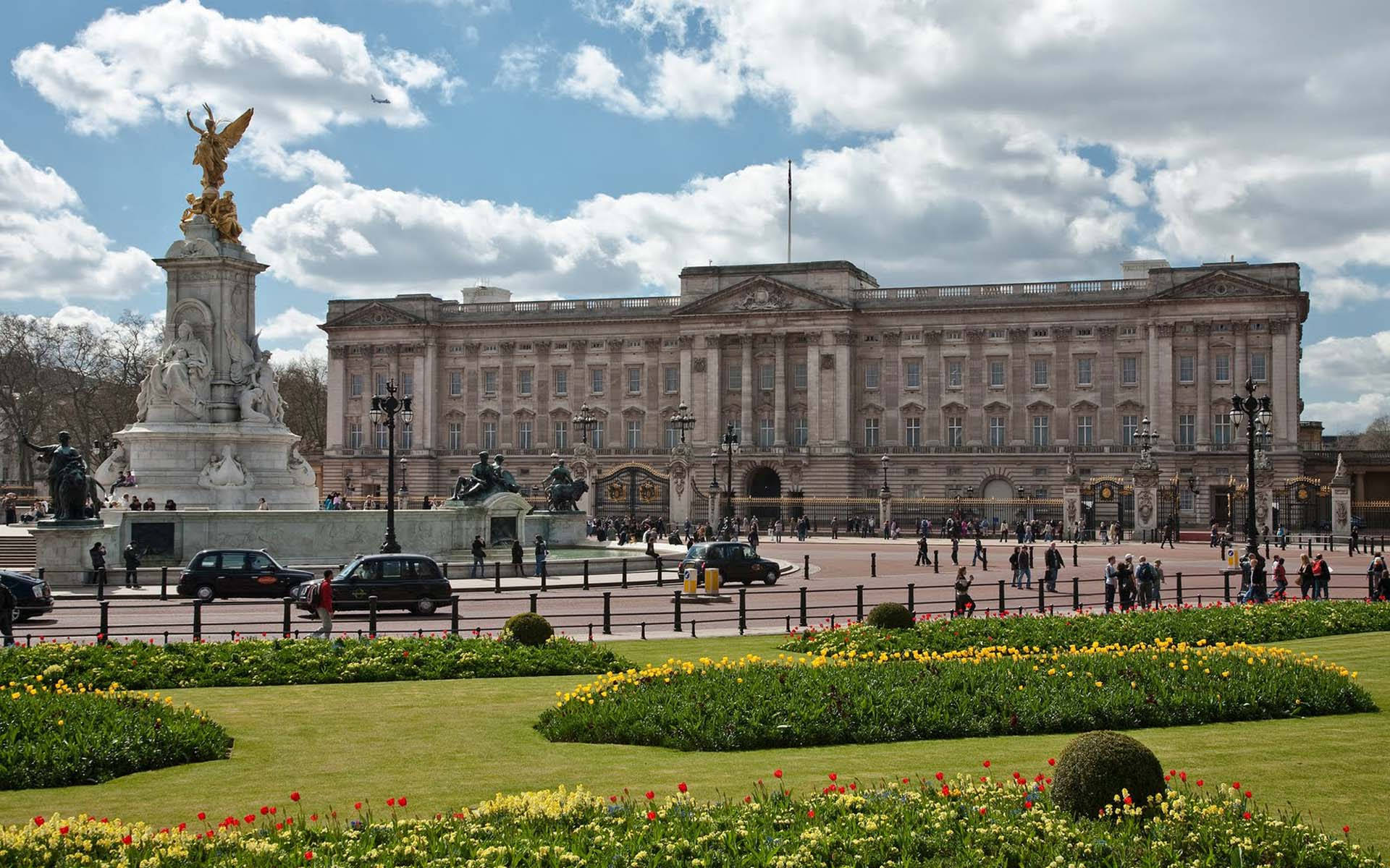 Buckingham Palace Yellow Flowers Wallpaper