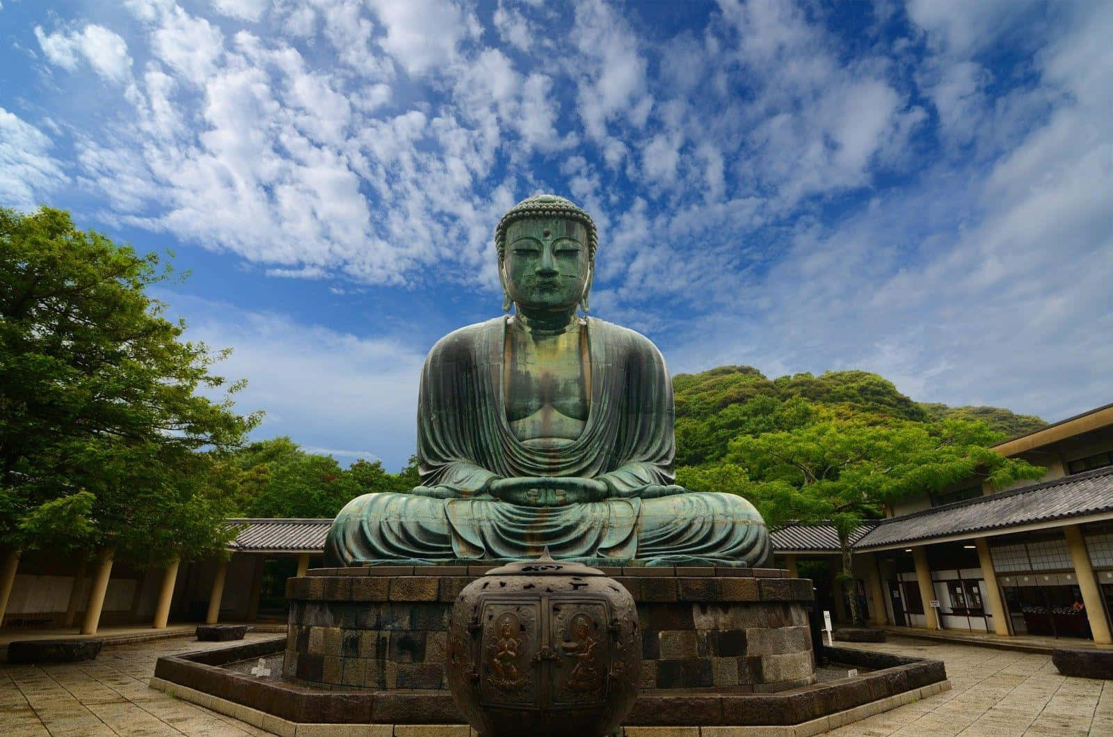 Unagran Estatua De Buda En Un Patio