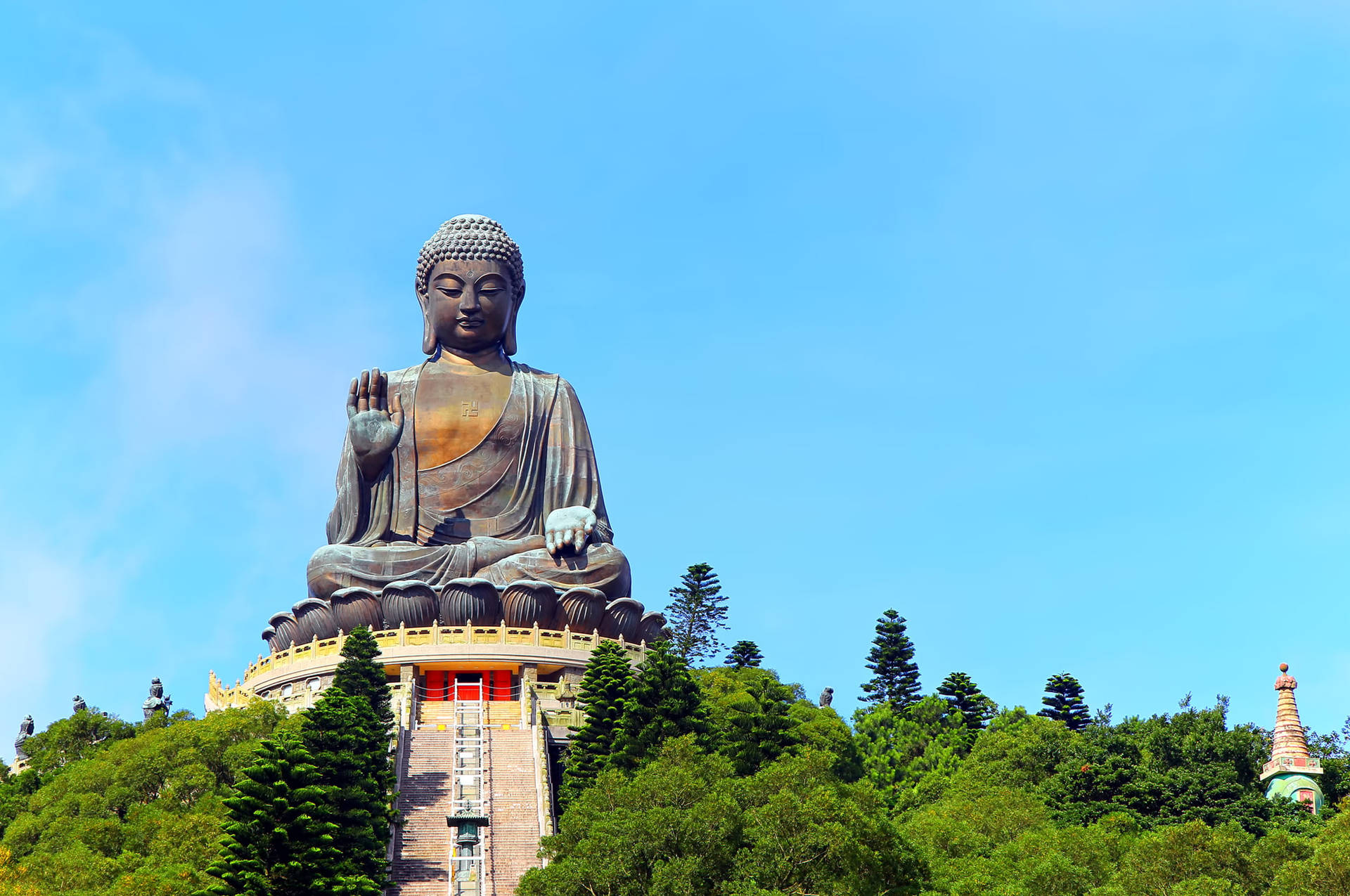 Estátuade Buda Céu Claro. Papel de Parede