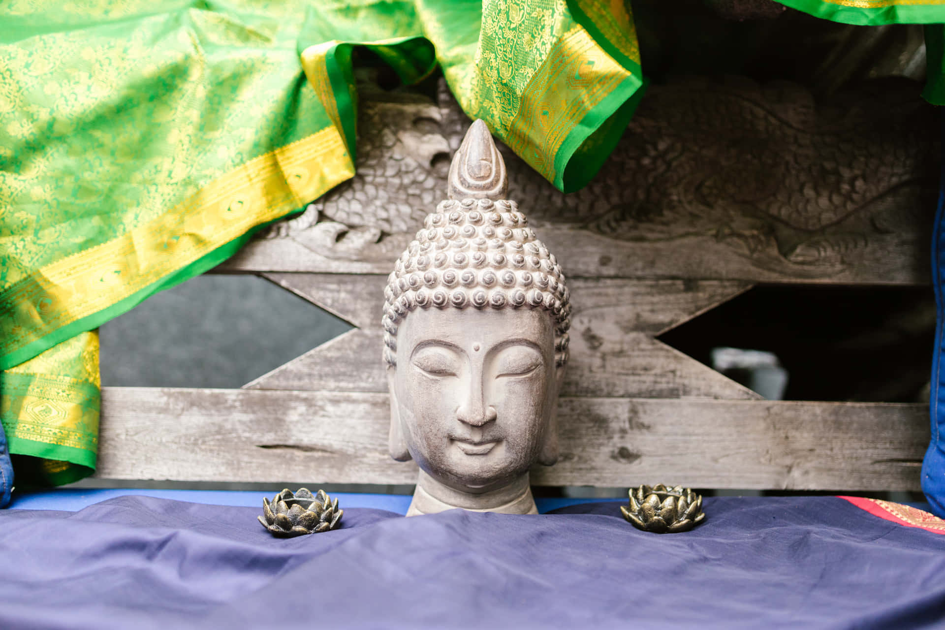 Buddhismsten Hovedbillede Tapet: Et smukt, fotorealistisk billede af en nikker, der opsamler kræfterne til meditation.