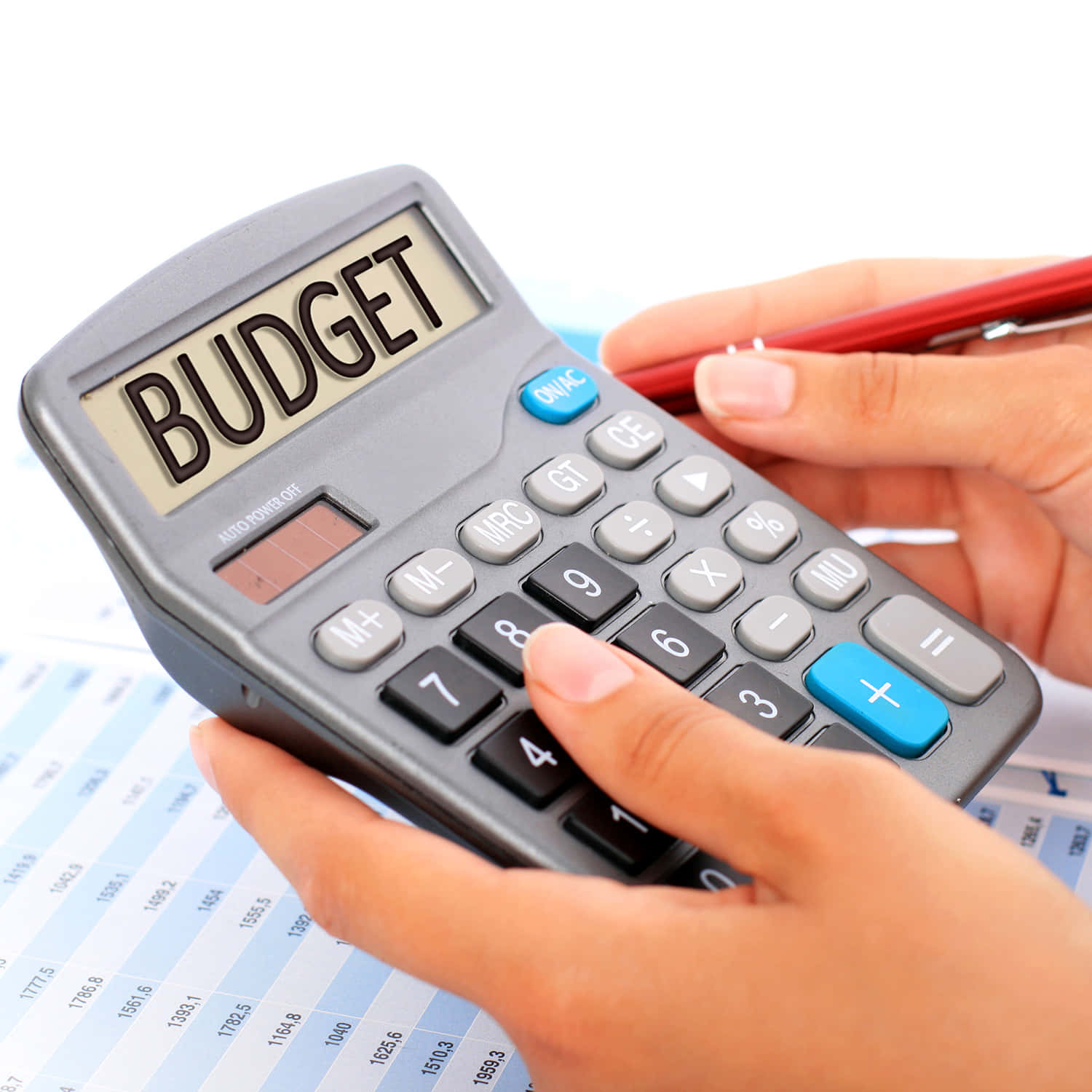 Enperson Använder En Räknare För Att Beräkna En Budget