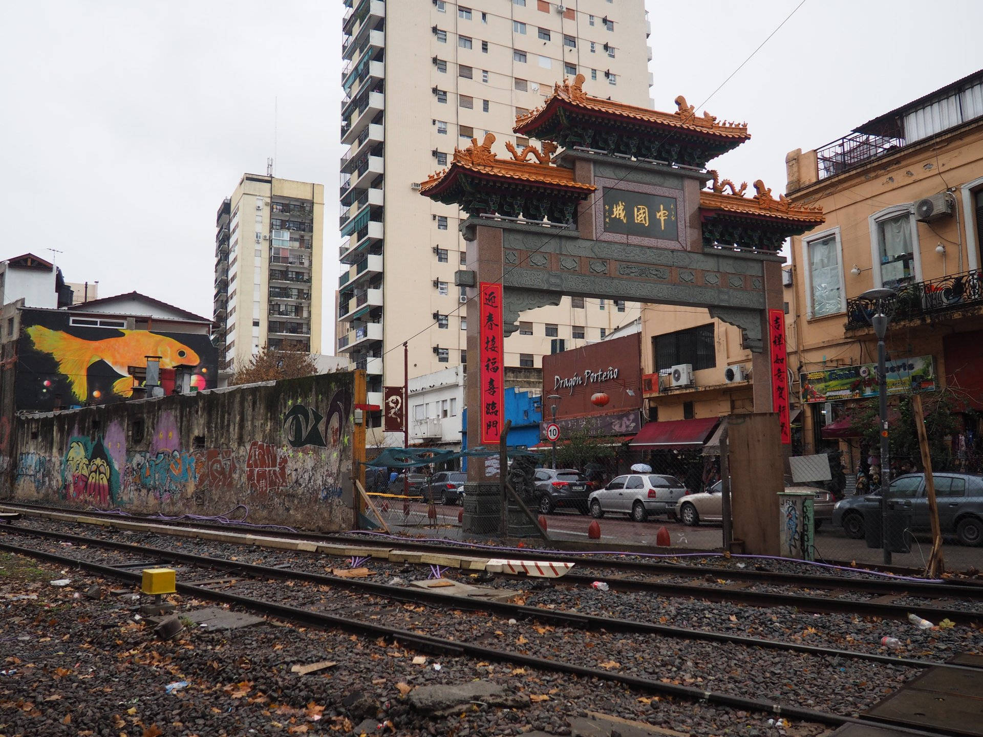 Chinatownde Buenos Aires Junto A Las Vías Del Tren. Fondo de pantalla