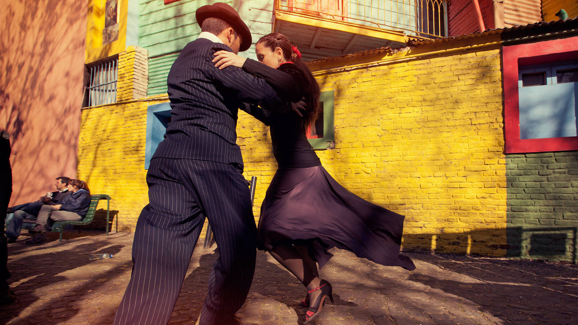 Buenos Aires Couple Dancing Tango Wallpaper