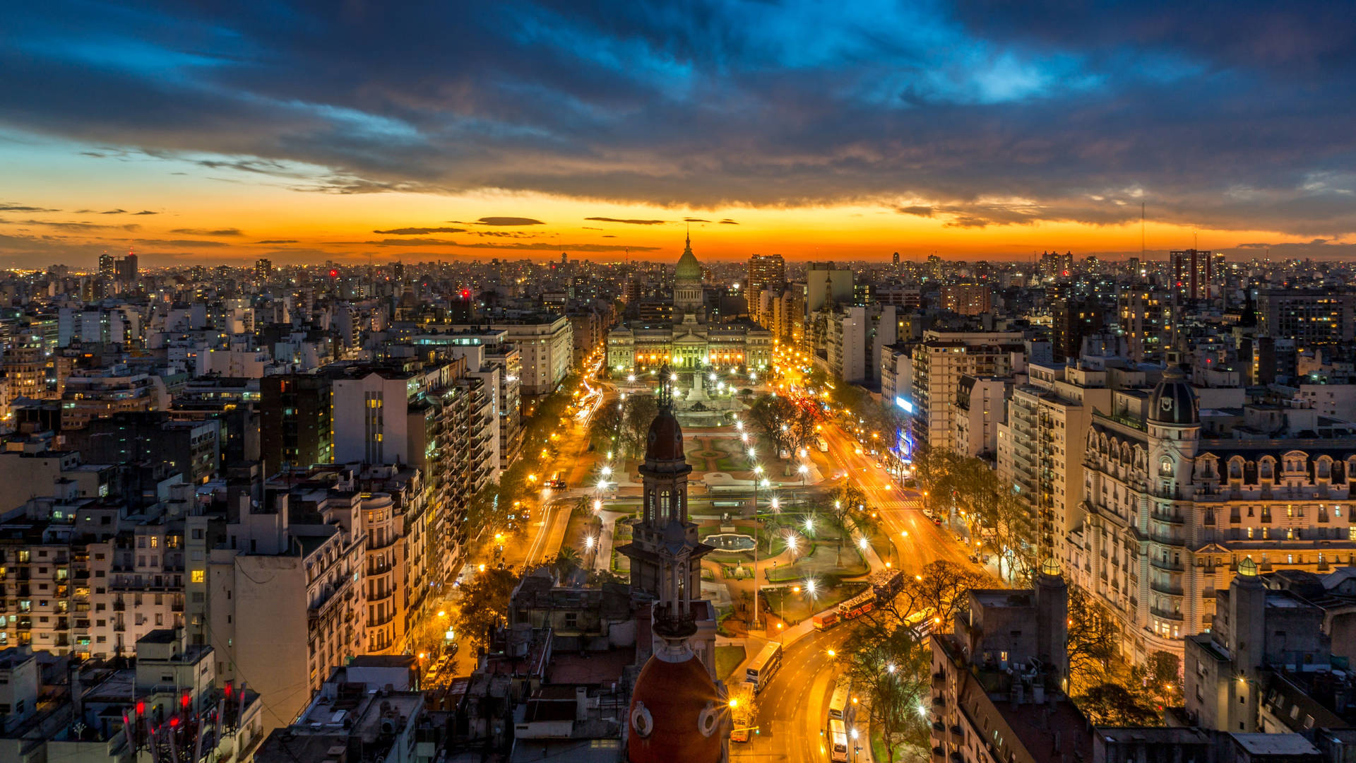 Dusk descends on the beautiful Buenos Aires cityscape. Wallpaper