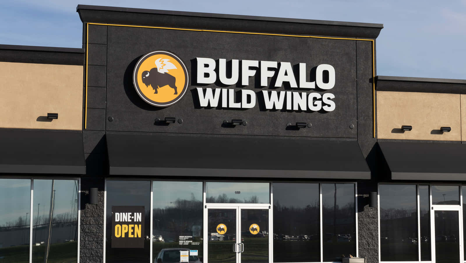 Njutav En Läcker Måltid Med Vingar Och Öl På Buffalo Wild Wings!