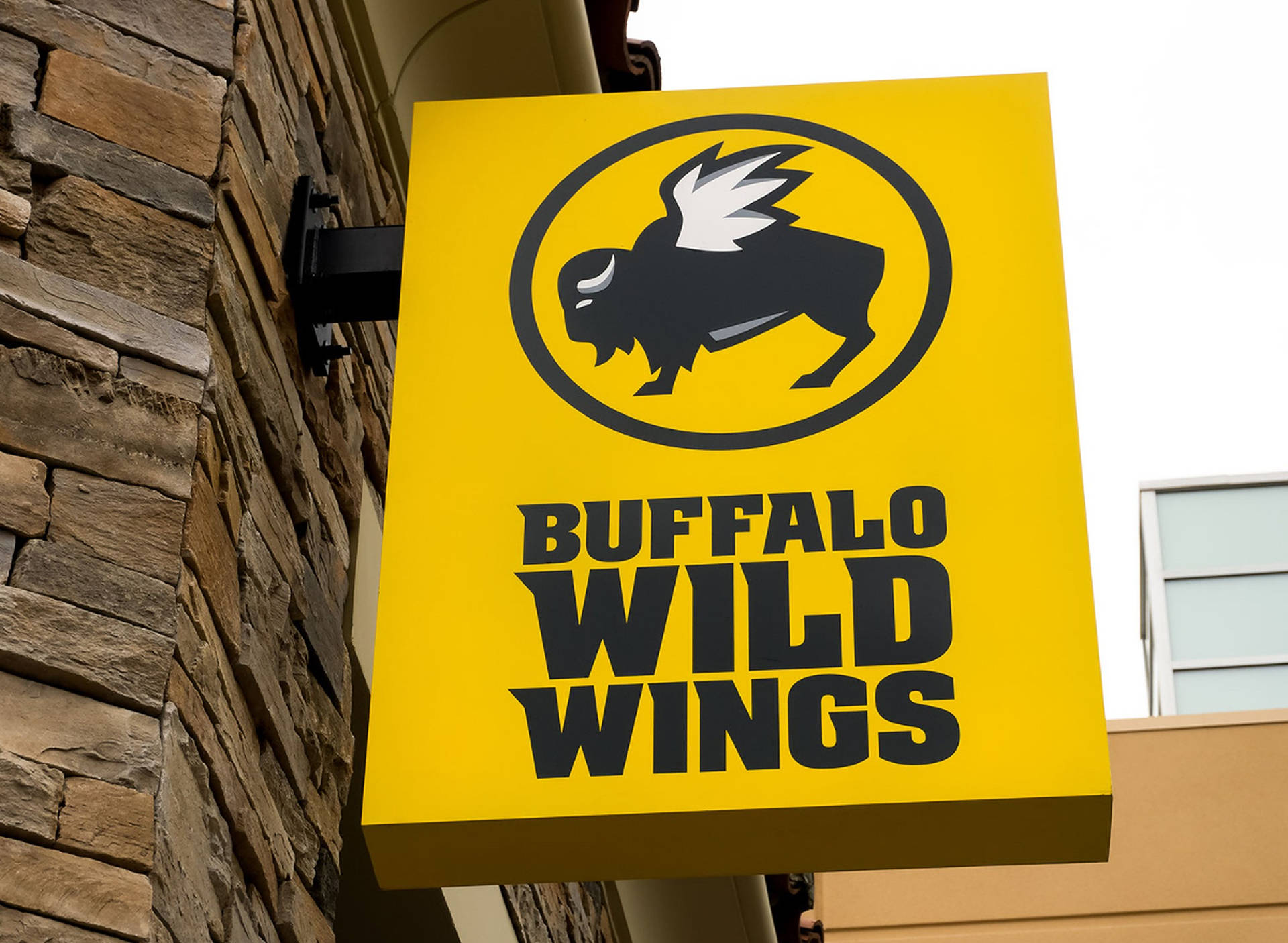 Letrasamarillas Del Letrero De Buffalo Wild Wings Fondo de pantalla