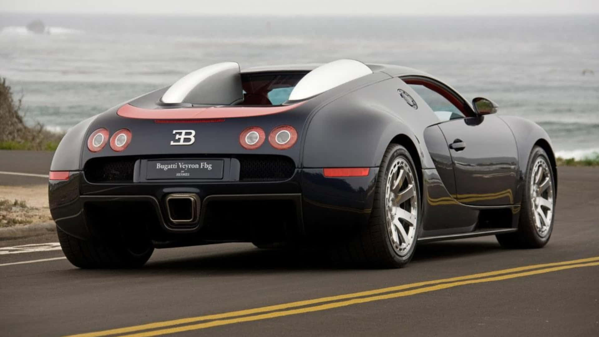 Bugatti Veyron CV - V8 Motor Lydvej Wallpaper