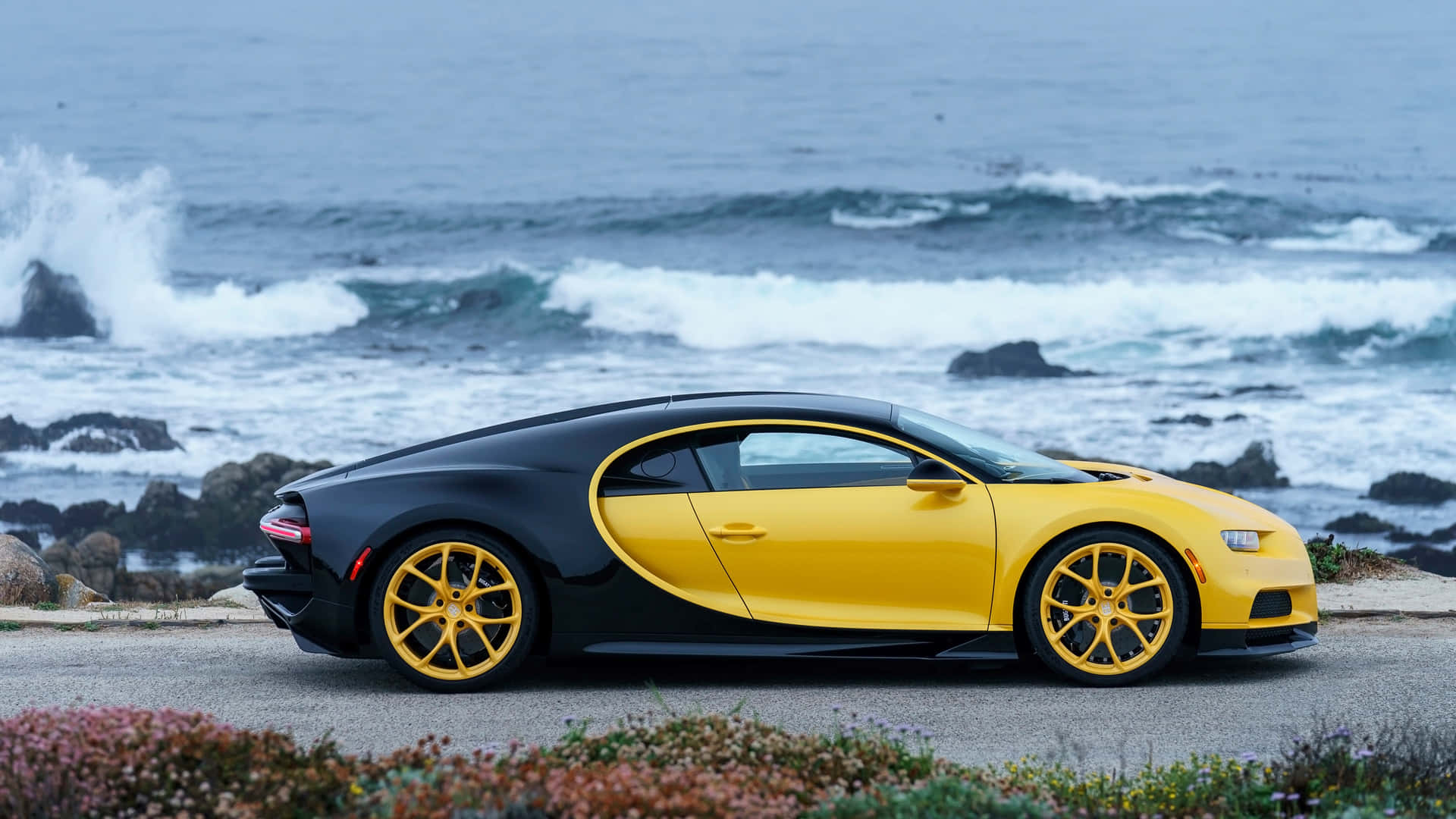 Luxusin Bewegung - Tauchen Sie Ein In Die Kraft Und Schönheit Des Bugatti 4k Wallpaper