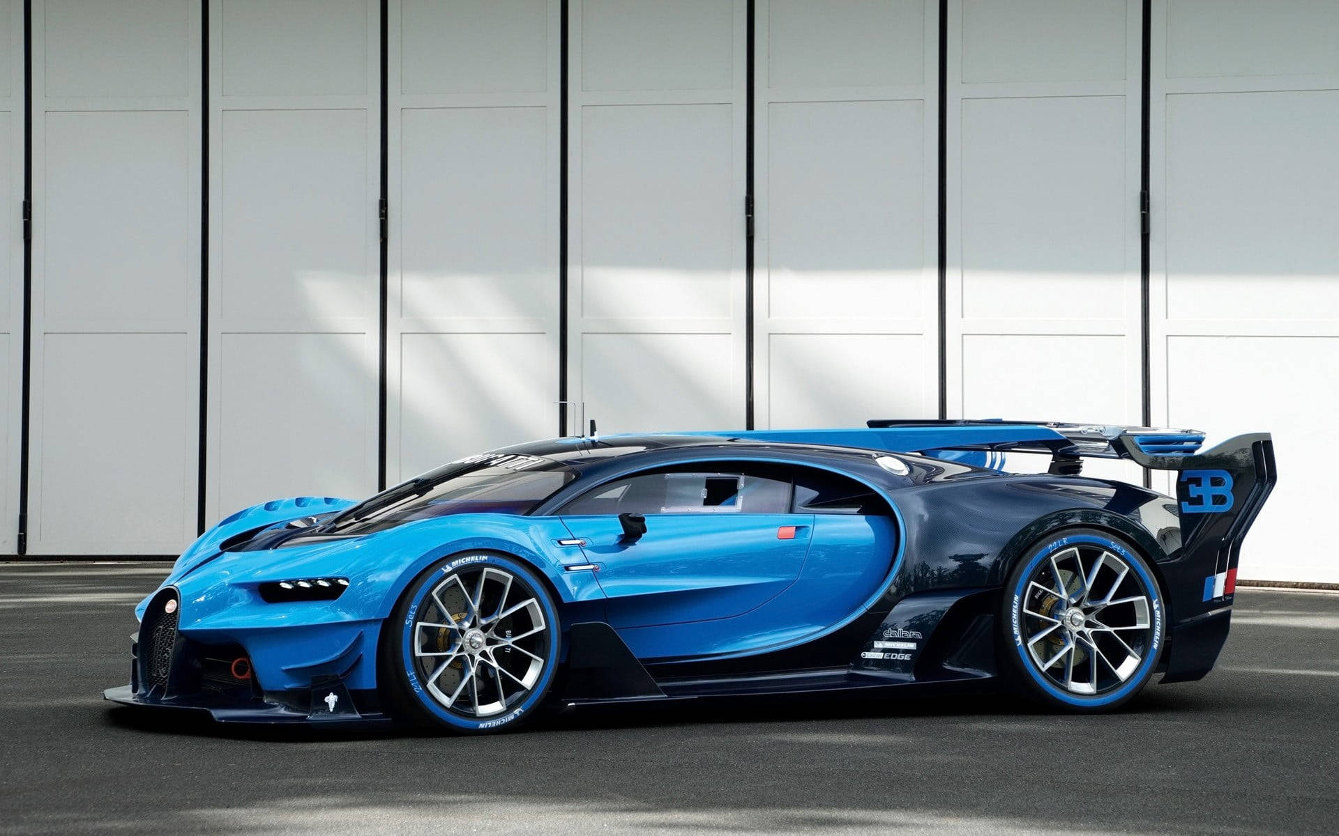 Bugattiblaues Sportauto. Wallpaper