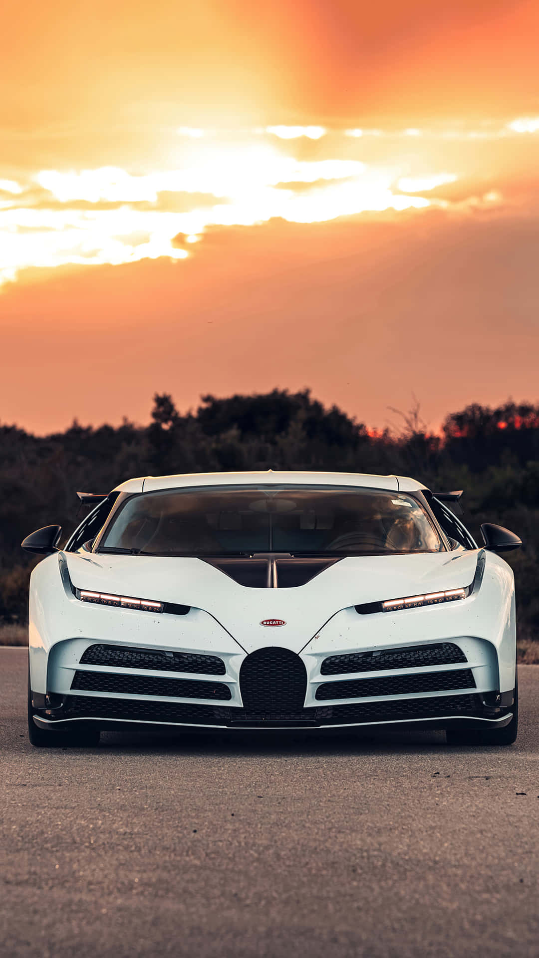 En hvid Bugatti Chiron, der sidder på vejen ved solnedgang. Wallpaper