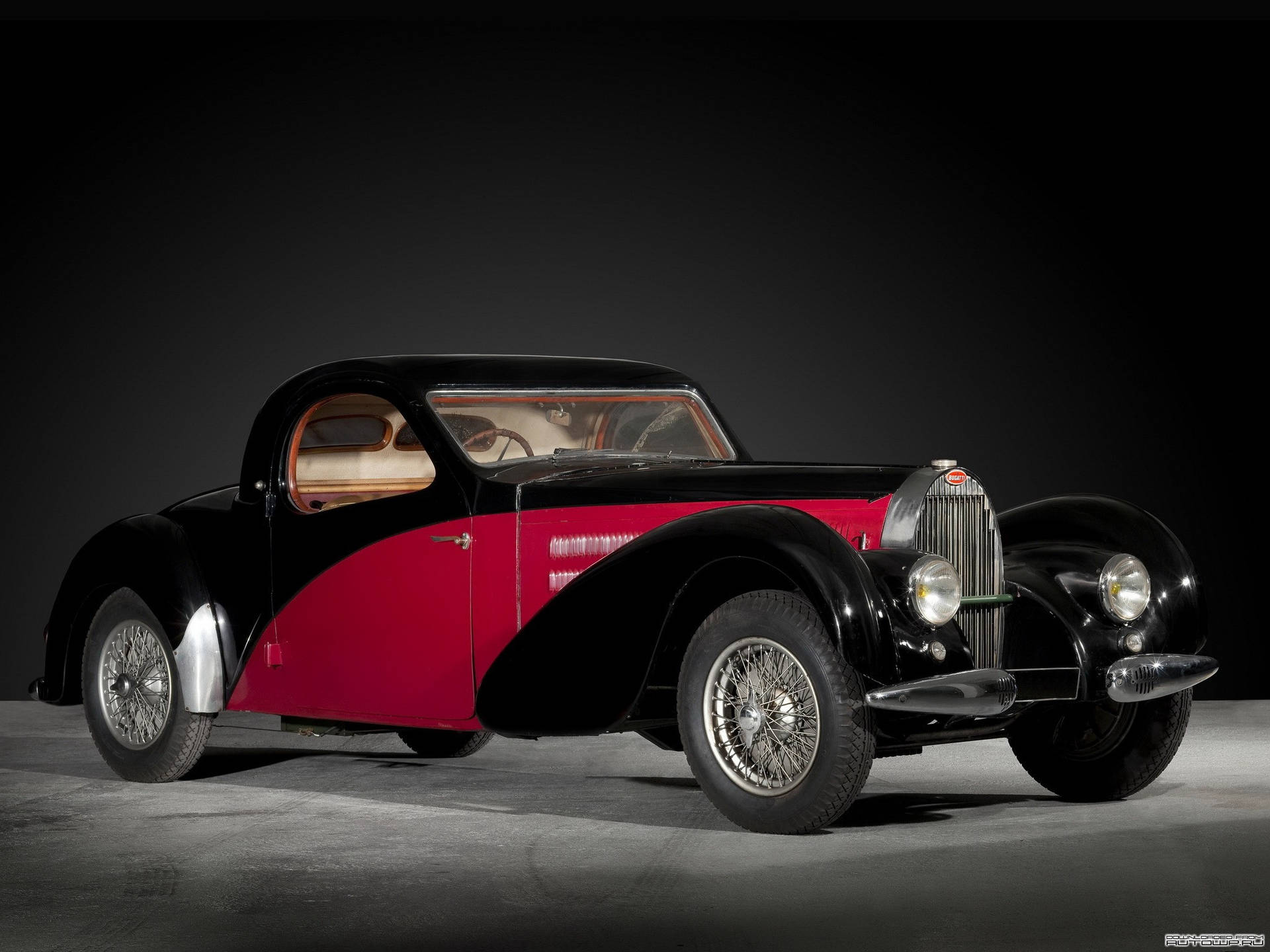 Bugatti Type 57 IPhone-tapet: Blød, klassisk rumfyldt blyantstreger og guldindfanget dybde. Wallpaper