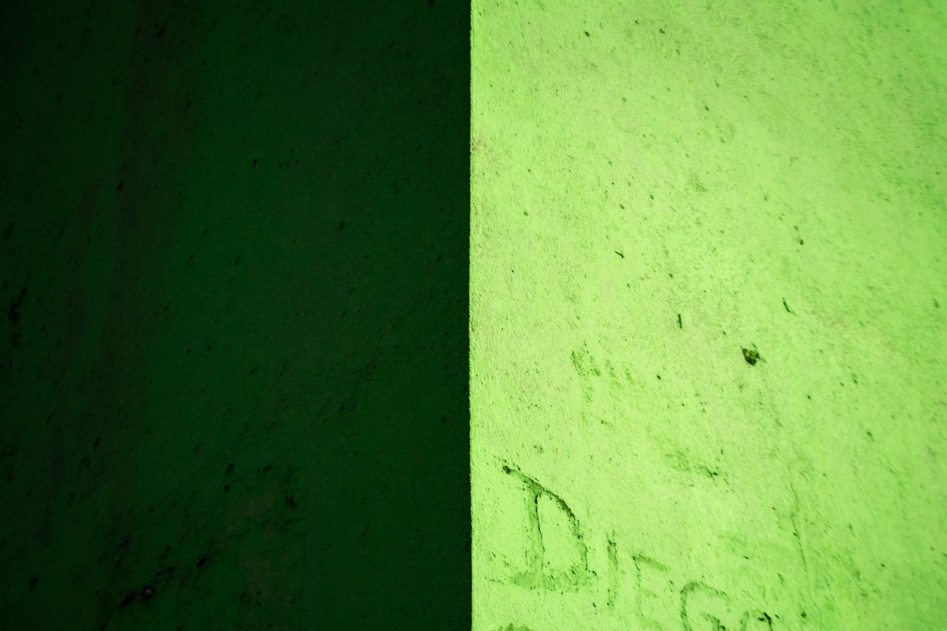 Building Post In Pastel Green Wallpaper