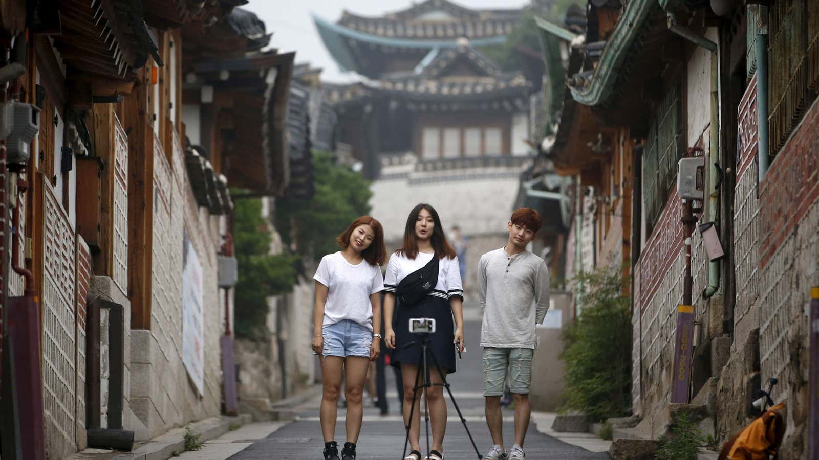 Bukchon Hanok Dorp Vrienden Wandelen Achtergrond