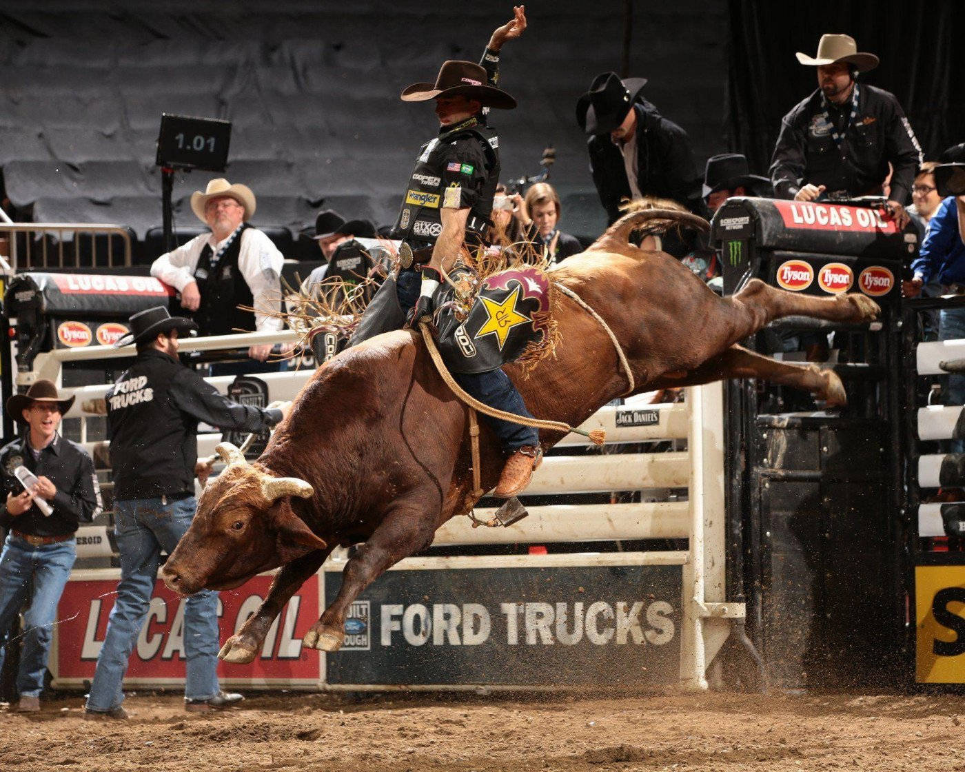 Intense Rodeo Bull Kører Billede Wallpaper