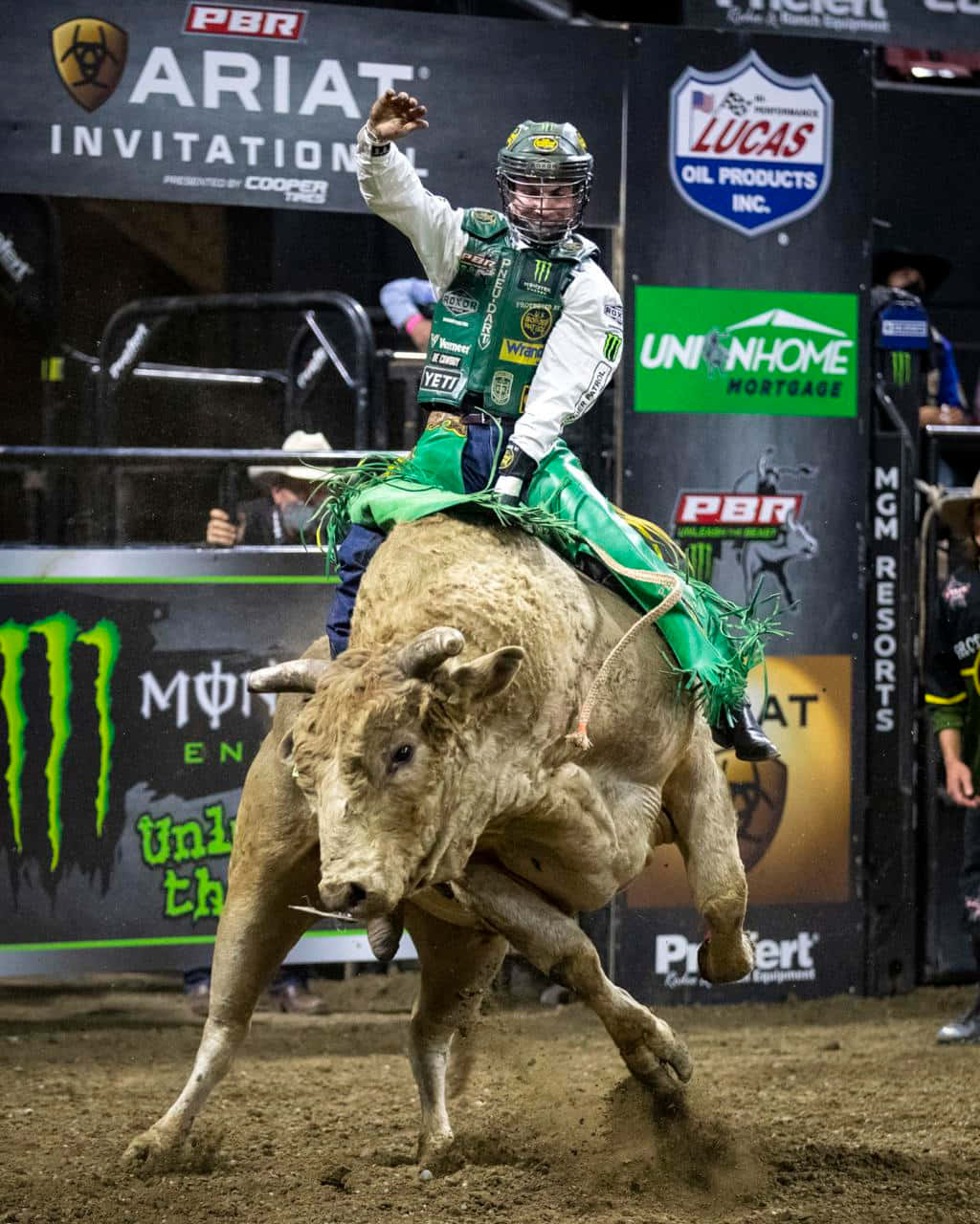 Unjinete Profesional De Rodeo Se Prepara Para Hacer Su Carrera En El Rodeo.