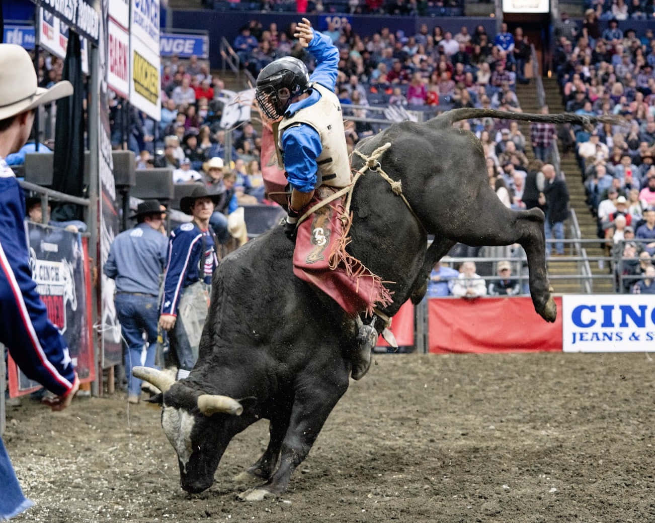 Coraggiosicowboy Mettono In Mostra Le Loro Abilità Nelle Competizioni Di Monta Dei Tori