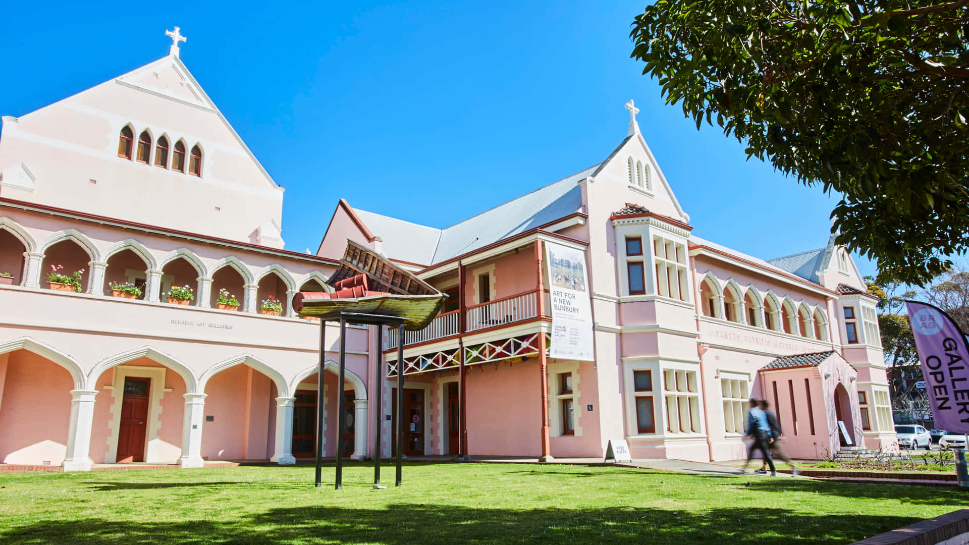 Bunbury Historic Buildingand Green Lawn Wallpaper