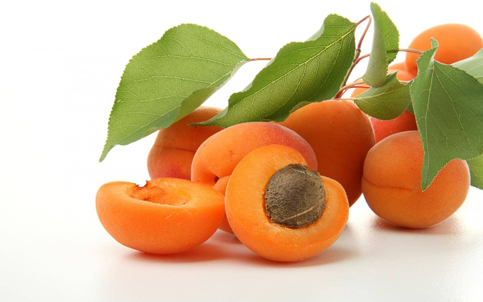 Bunch Of Apricot Fruits Wallpaper