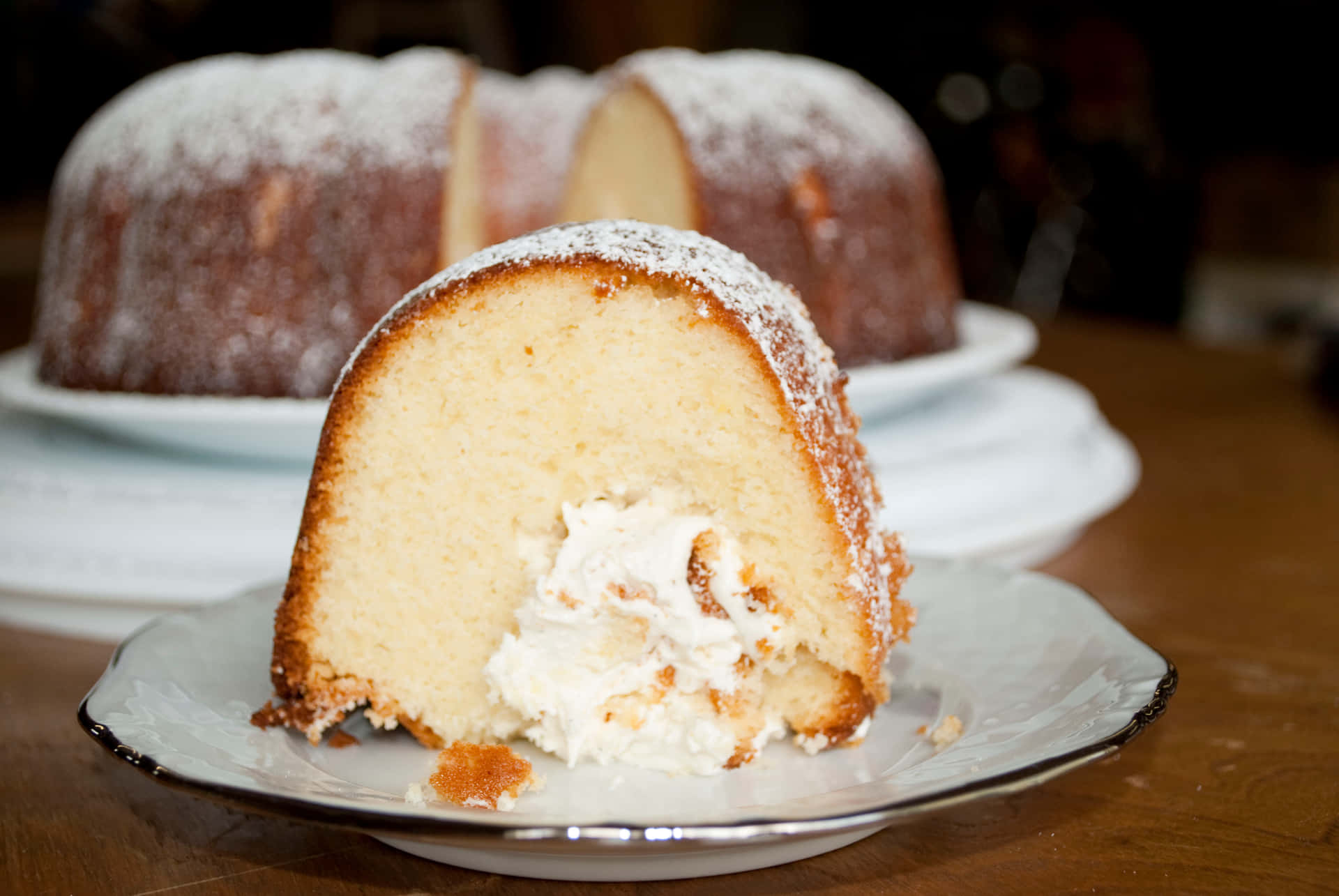 Bundt Cakewith Cream Filling Wallpaper