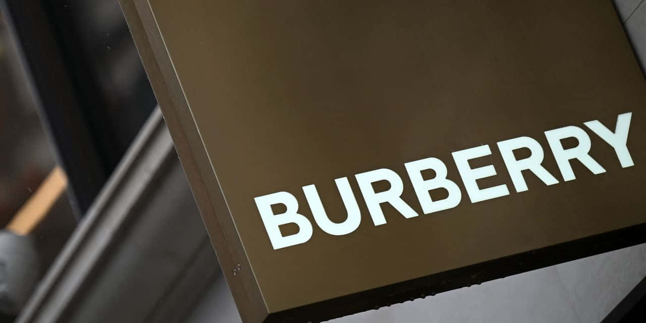 Unadonna Intelligente E Di Stile Che Indossa La Stampa A Quadri Caratteristica Di Burberry.