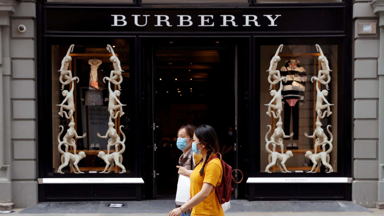 Erlebensie Zeitlosen Britischen Stil Von Burberry.