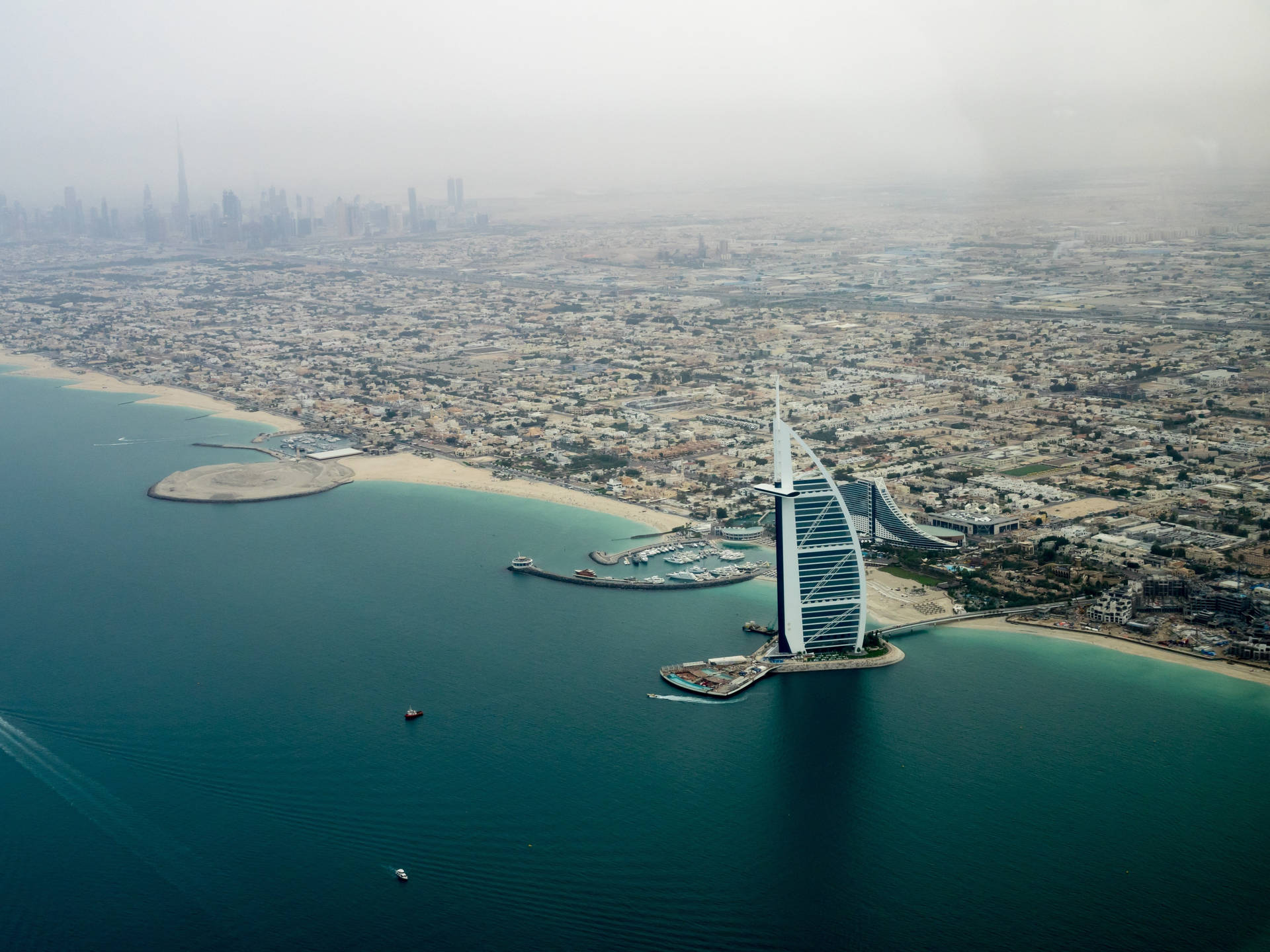 Vistaaerea Dello Spettacolare Burj Al Arab A Dubai Sfondo