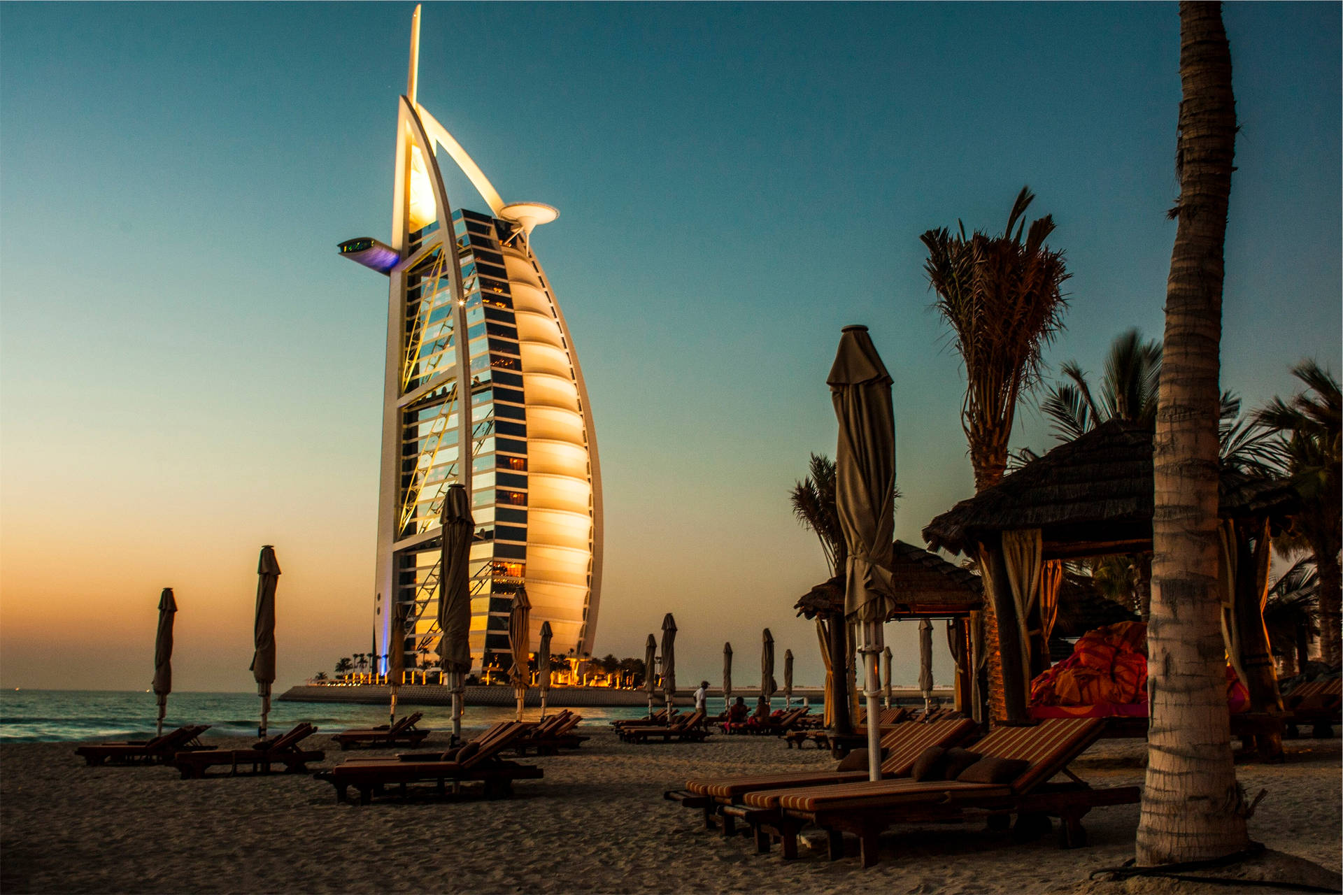 Burjal Arab Vid Stranden. (note: Swedish Does Not Have Articles Like 