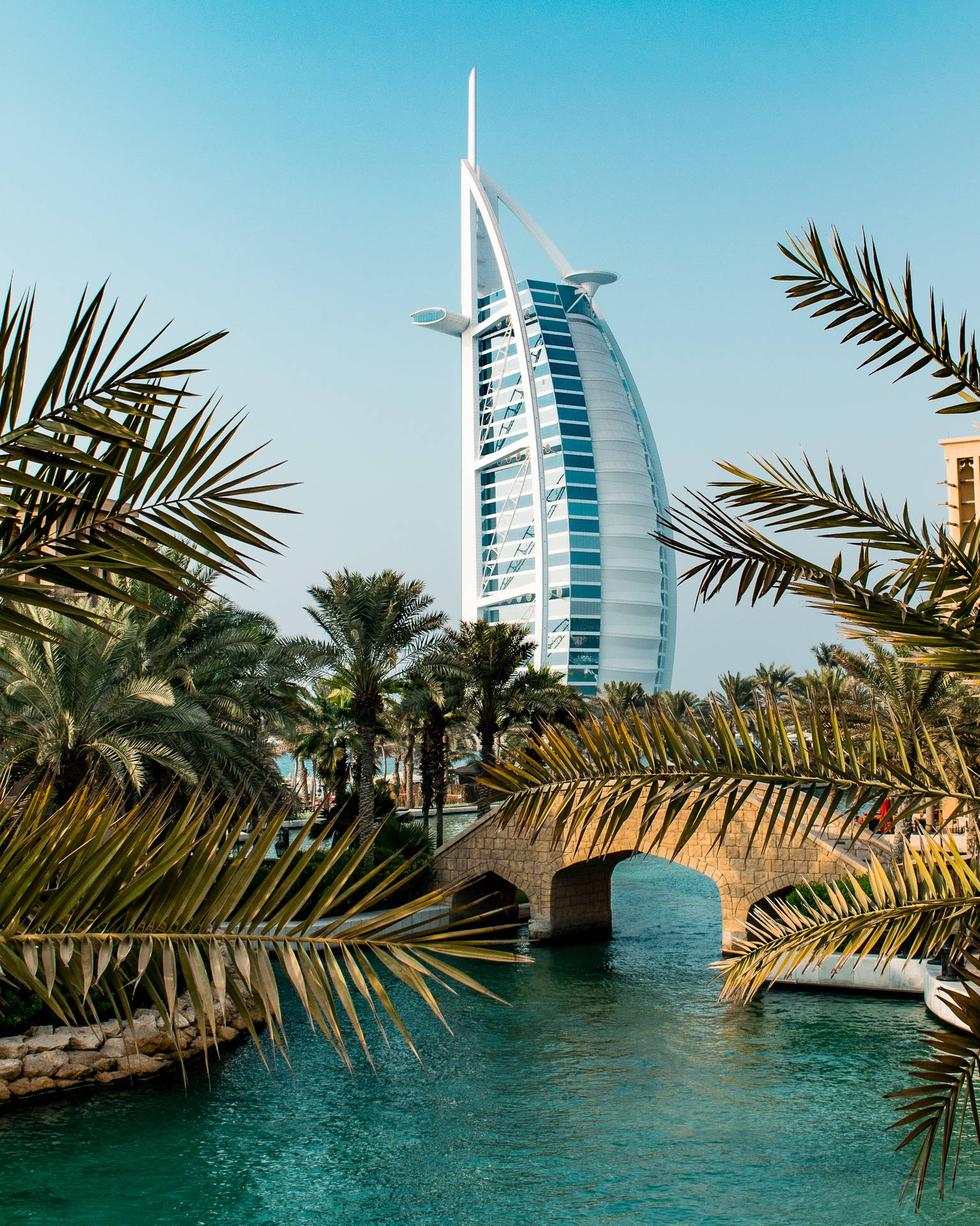 Vistamaestosa Dell'iconico Burj Al Arab A Dubai Al Tramonto Sfondo