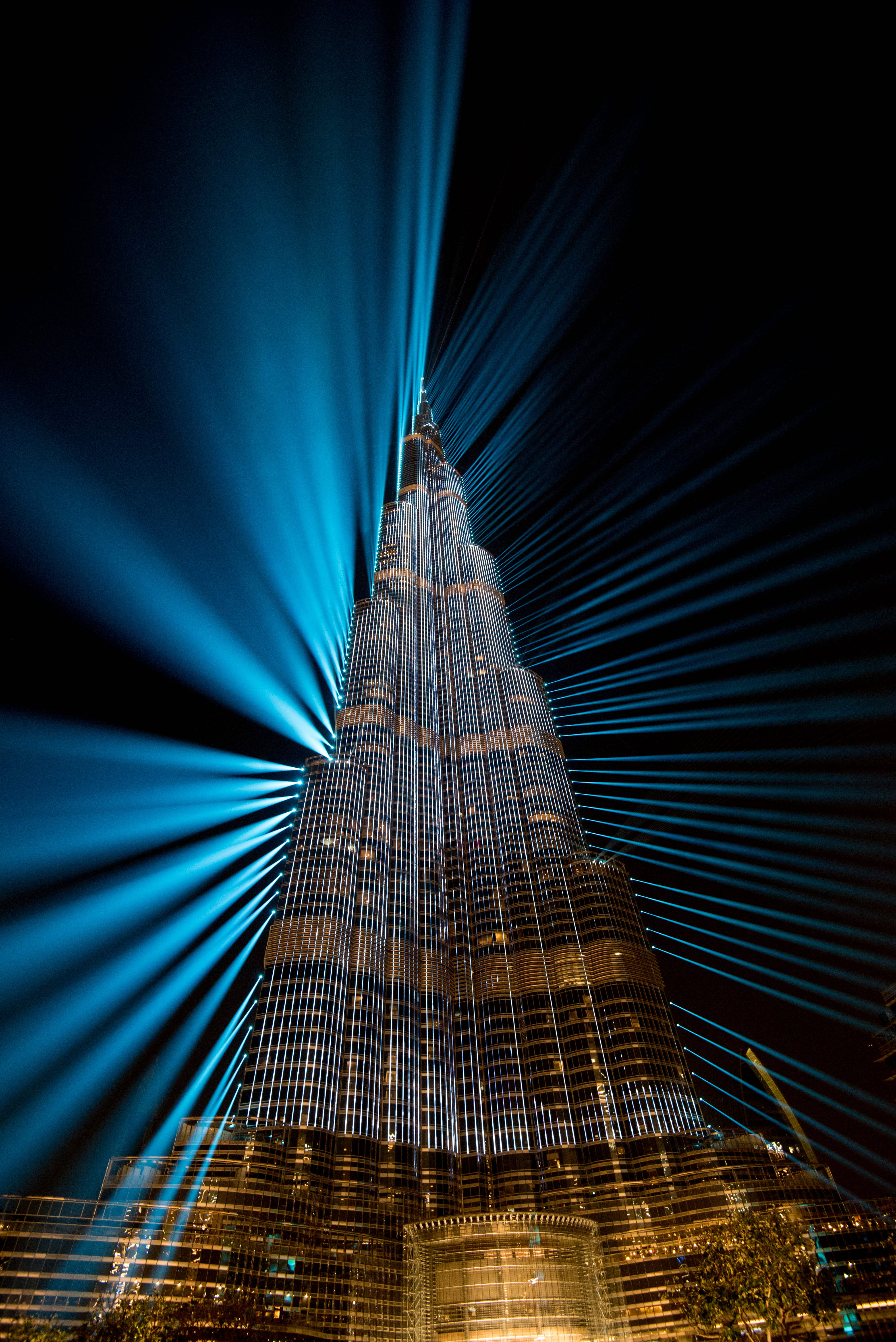 Burj Khalifa Med Blåt Lys Strober Wallpaper