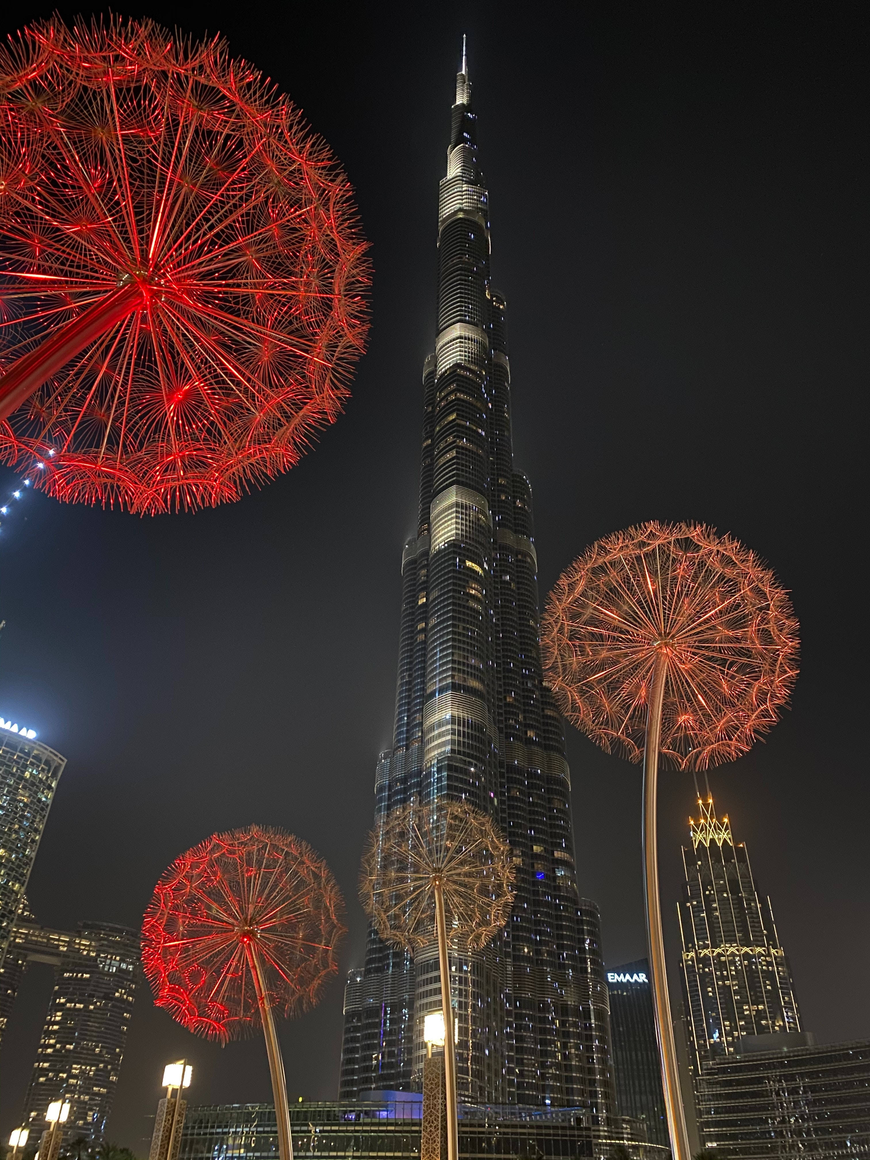 Giv dig selv en vis af Burj Khalifa med store dandelion installationer. Wallpaper