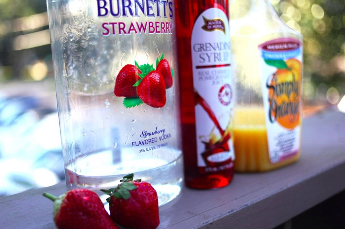 Burnettserdbeer-wodka Mit Grenadine Und Orangensaft Wallpaper
