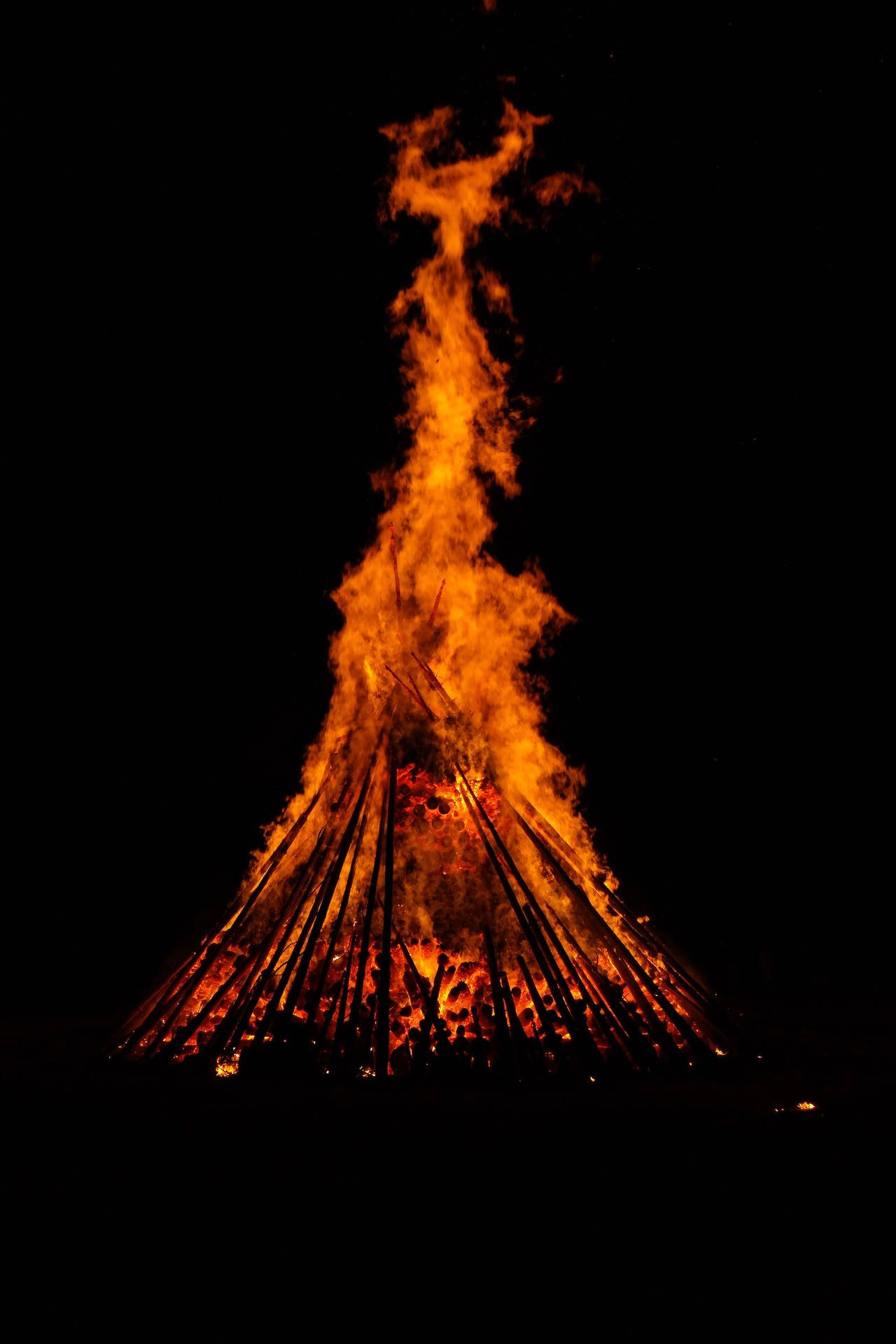 Burning Temperature Of Tall Bonfire Background