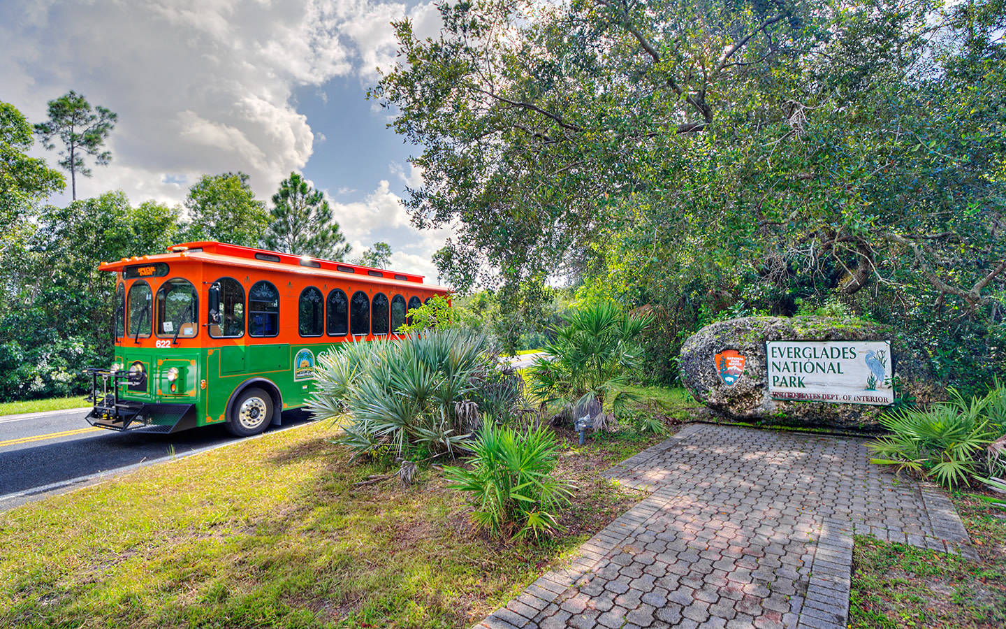 Bus Near Everglades National Park Entrance Wallpaper