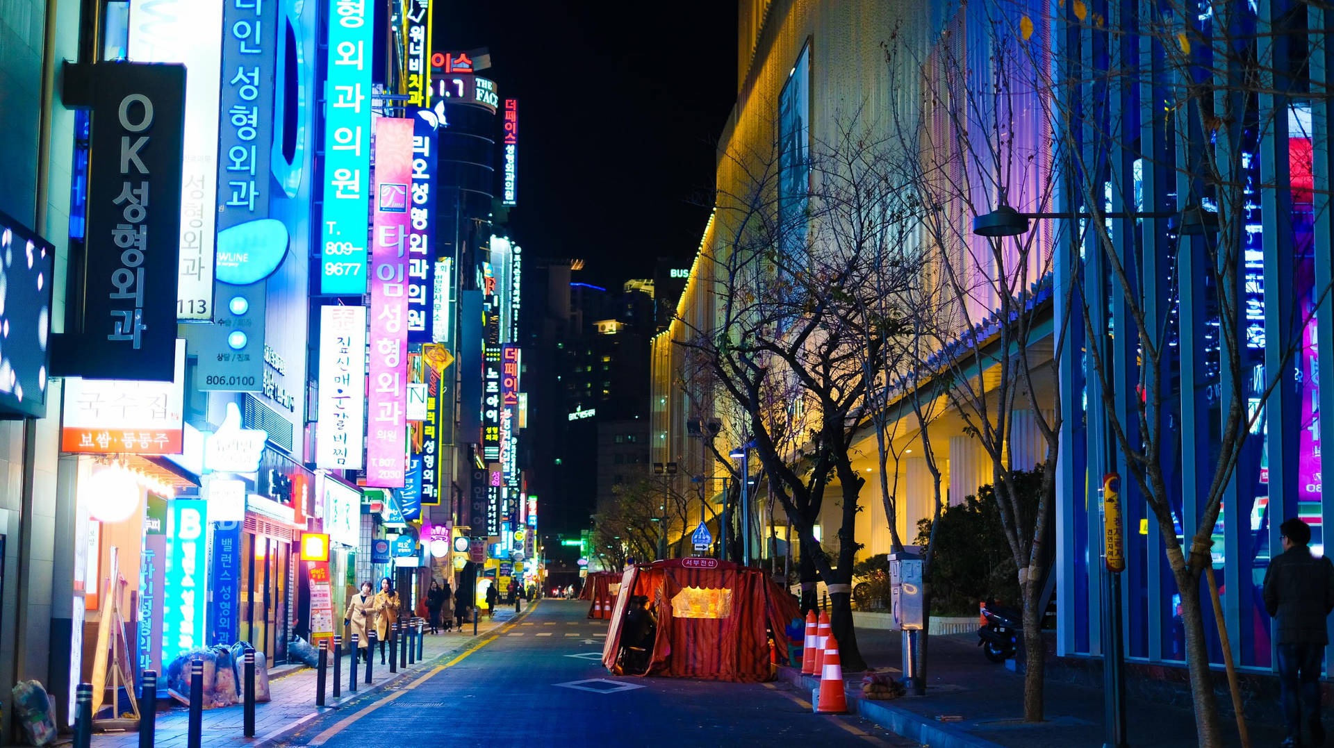 Tapet af natlige gader i Busan City. Wallpaper