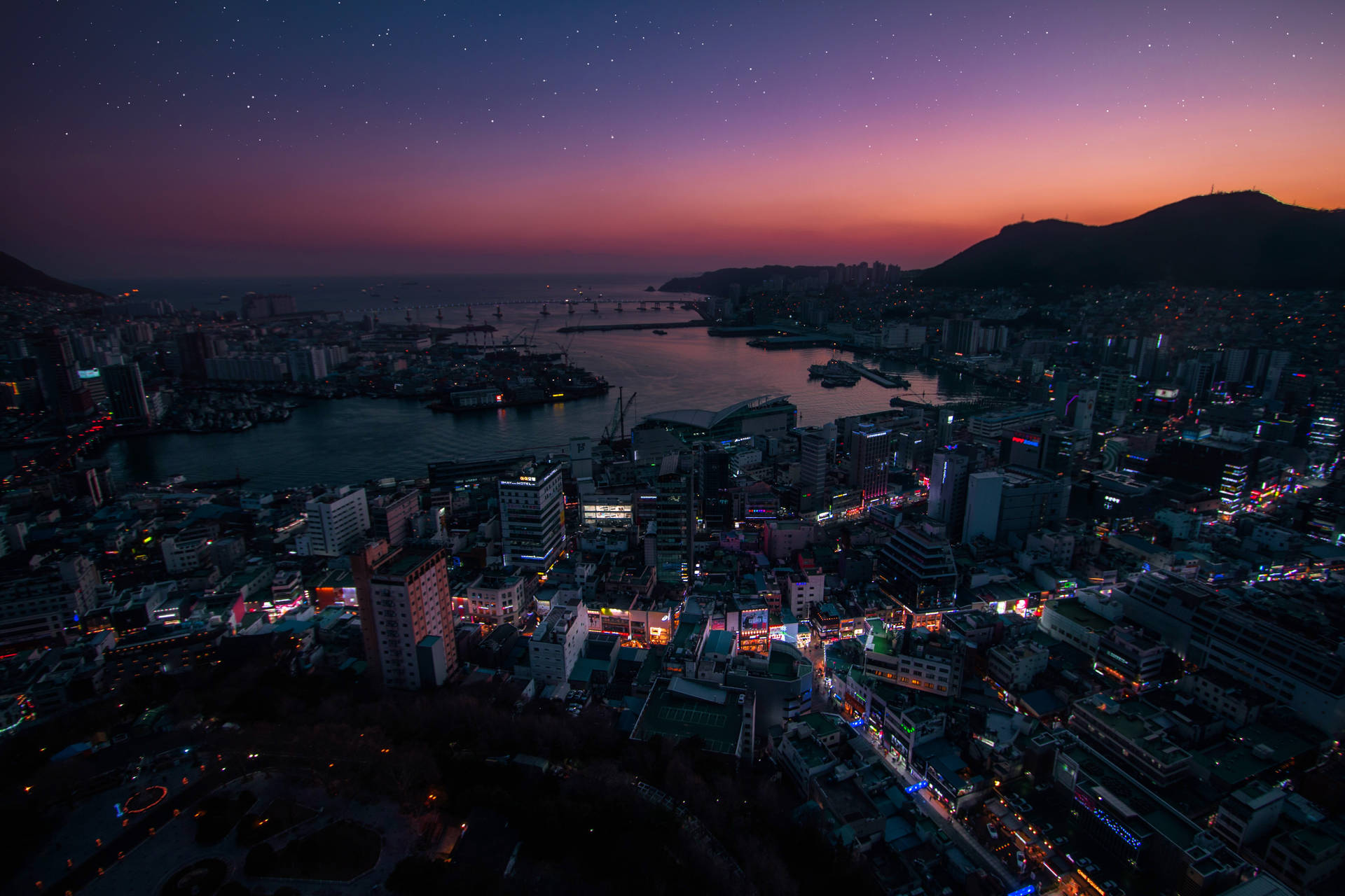 Vistade La Torre De Busan, Corea Del Sur. Fondo de pantalla