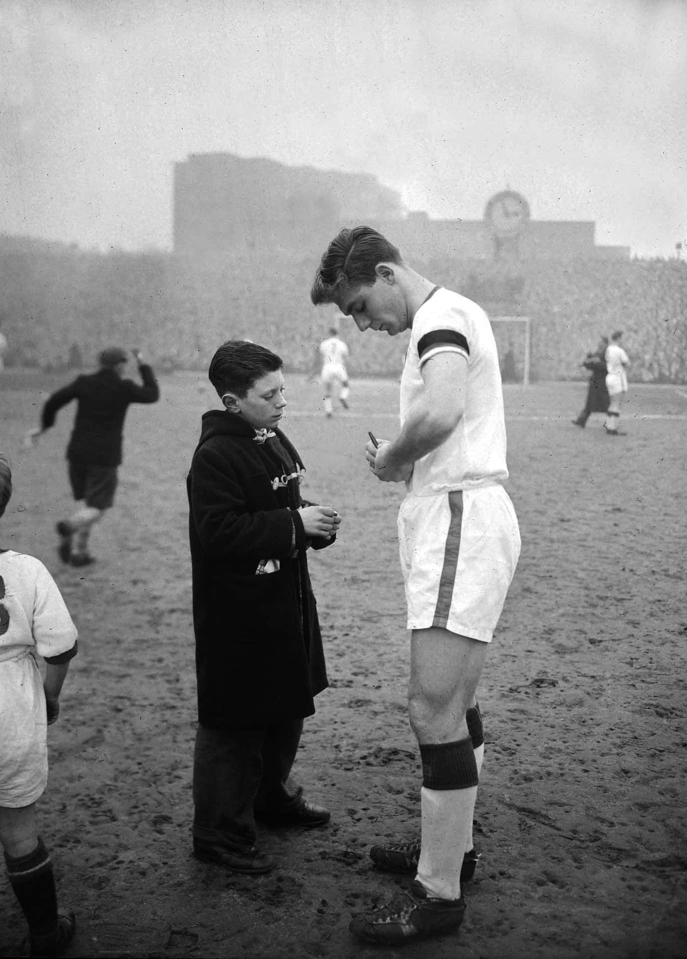 Busby Babe Duncan Edwards With A Young Fan Wallpaper