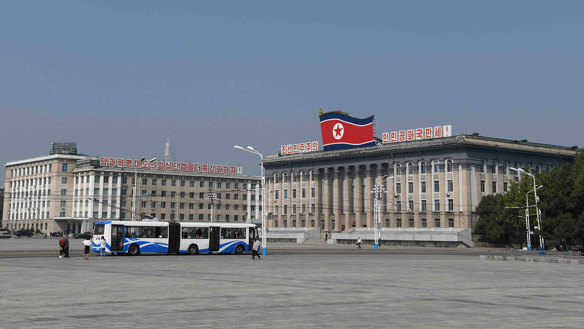 Busseauf Dem Kim Il Sung Platz In Pjöngjang Wallpaper