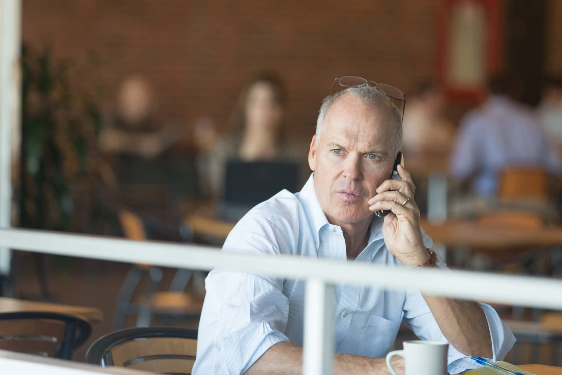 Homme D'affaires Au Café En Appel Téléphonique Fond d'écran