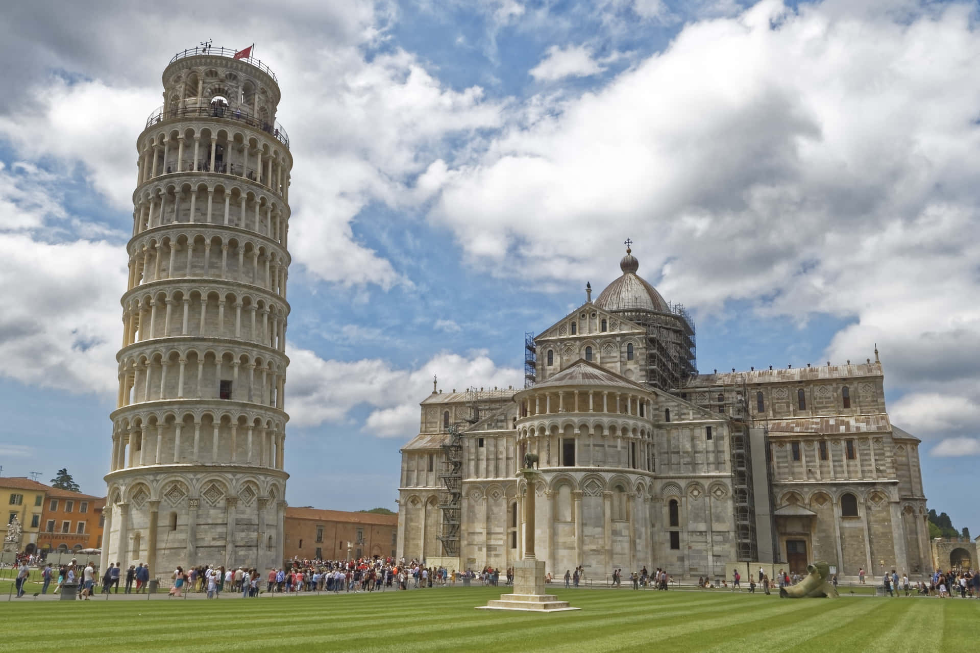 Busy Day At Tower Of Pisa Wallpaper