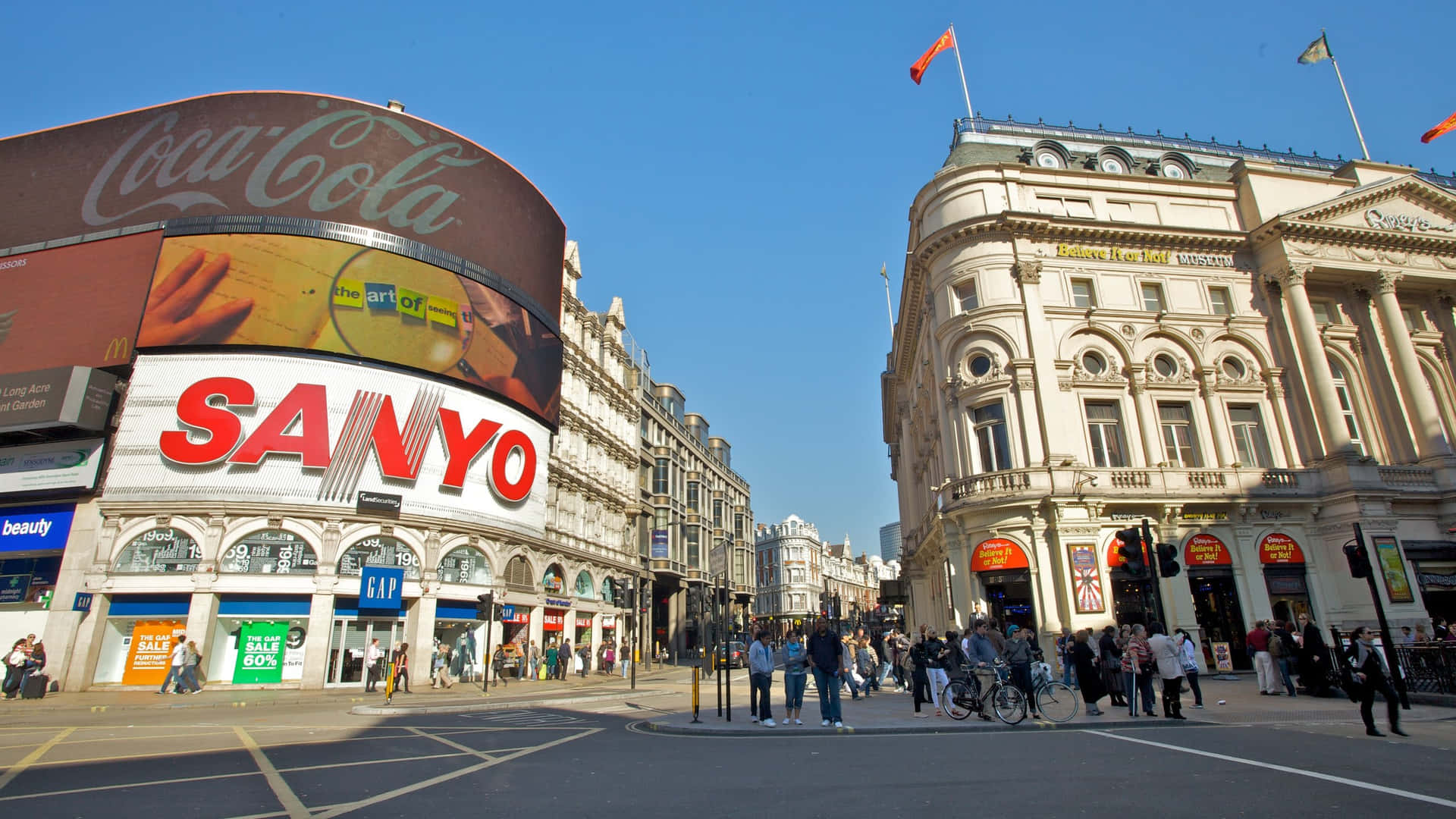 Busy Street In Piccadilly Circus Wallpaper