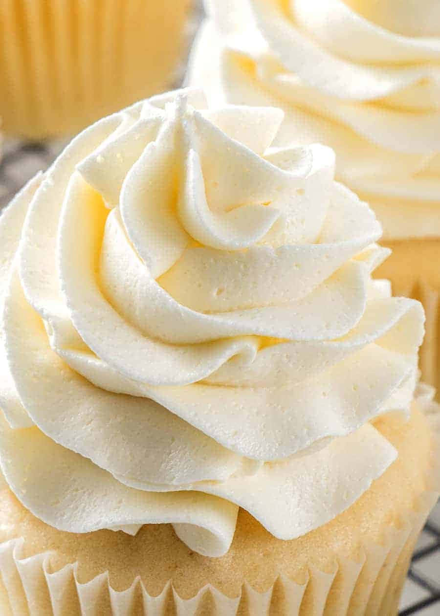 Soft and Sweet Snowy-White Buttercream Frosting Wallpaper