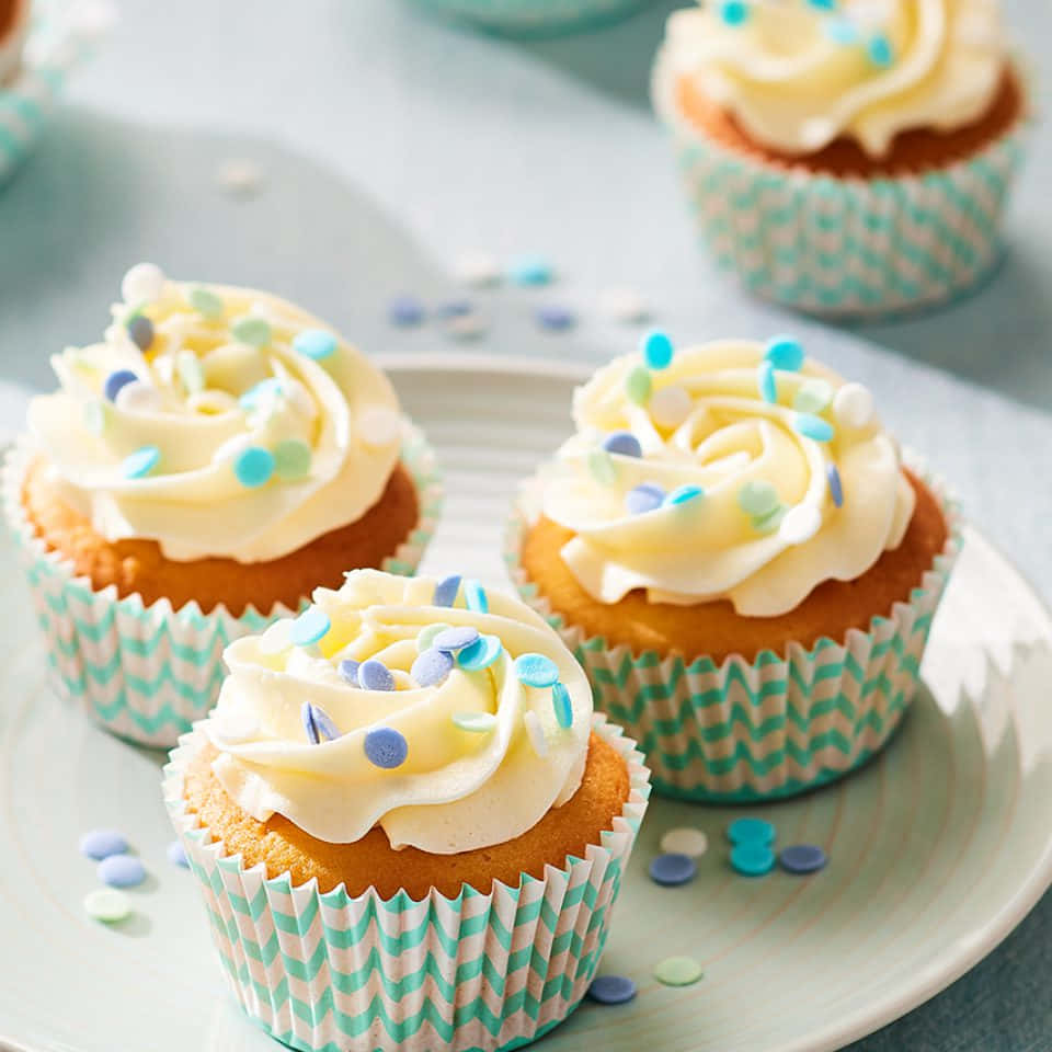 Sweet, delicious buttercream decorated cupcakes Wallpaper