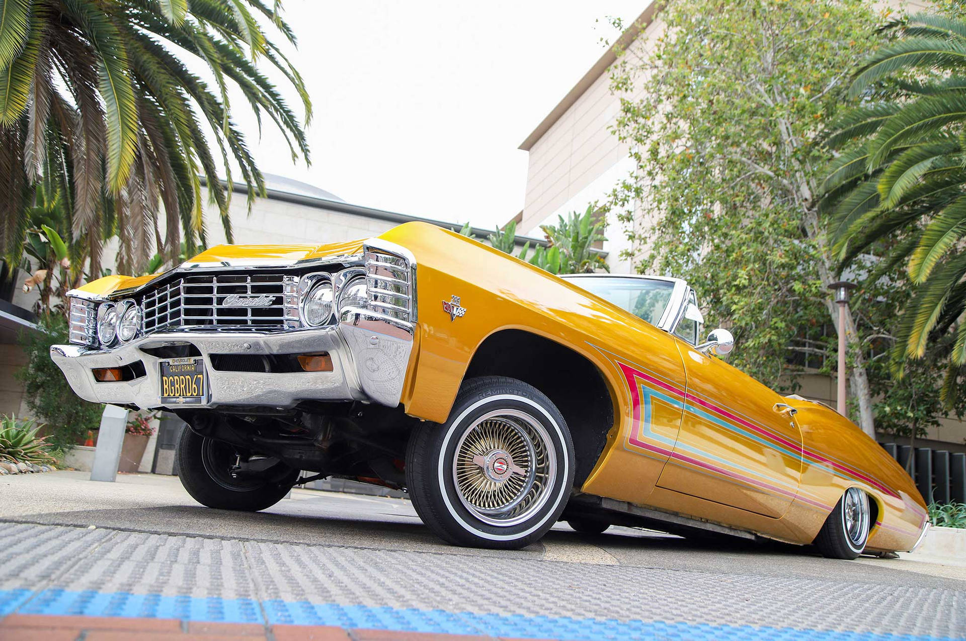 Chevroletimpala 1967 Color Dorado Butterscotch. Fondo de pantalla