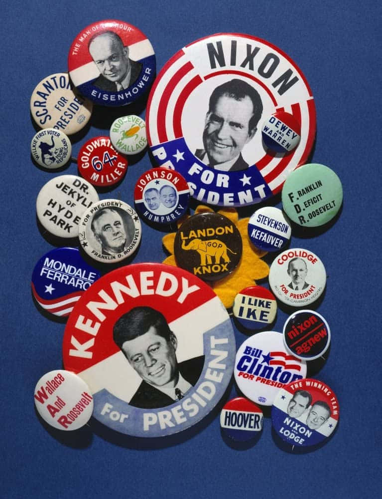 Unacolección De Botones Con Una Imagen De Nixon Y Kennedy.