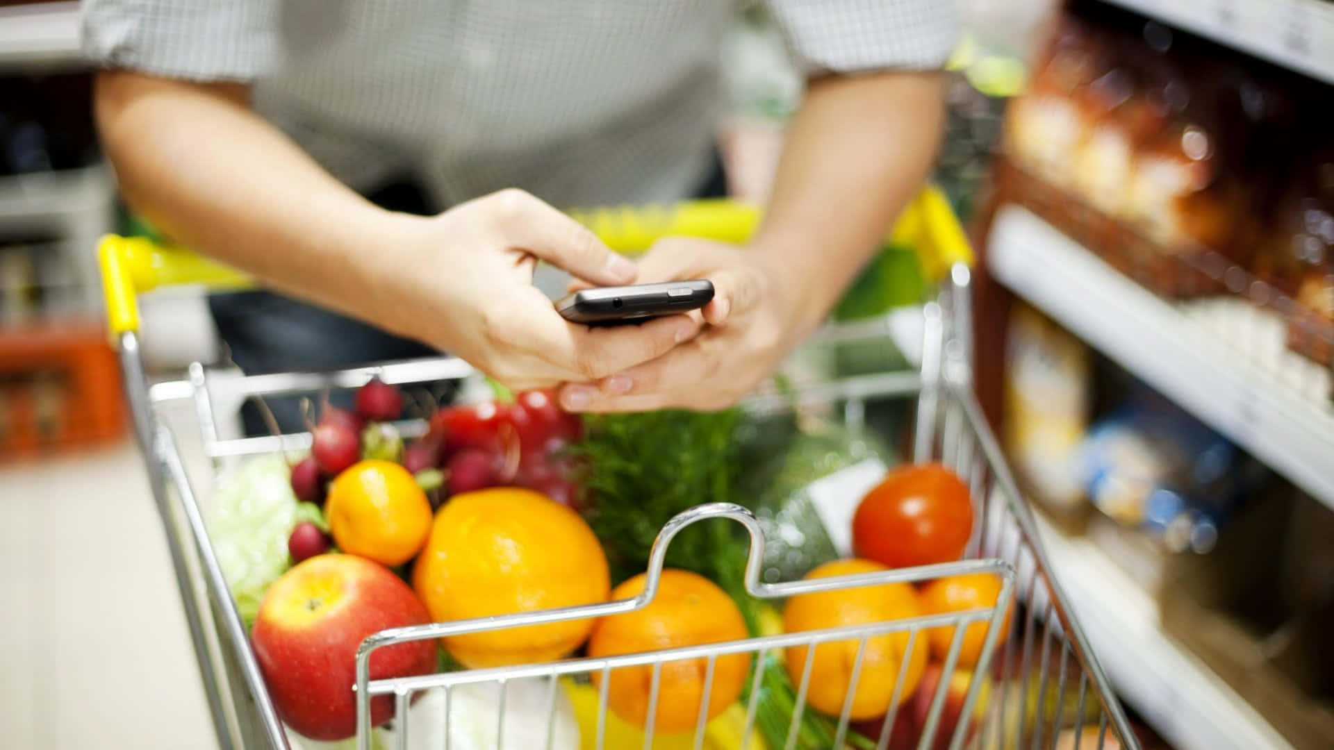 Unhombre Está Usando Su Teléfono Mientras Hace Compras En Un Supermercado.