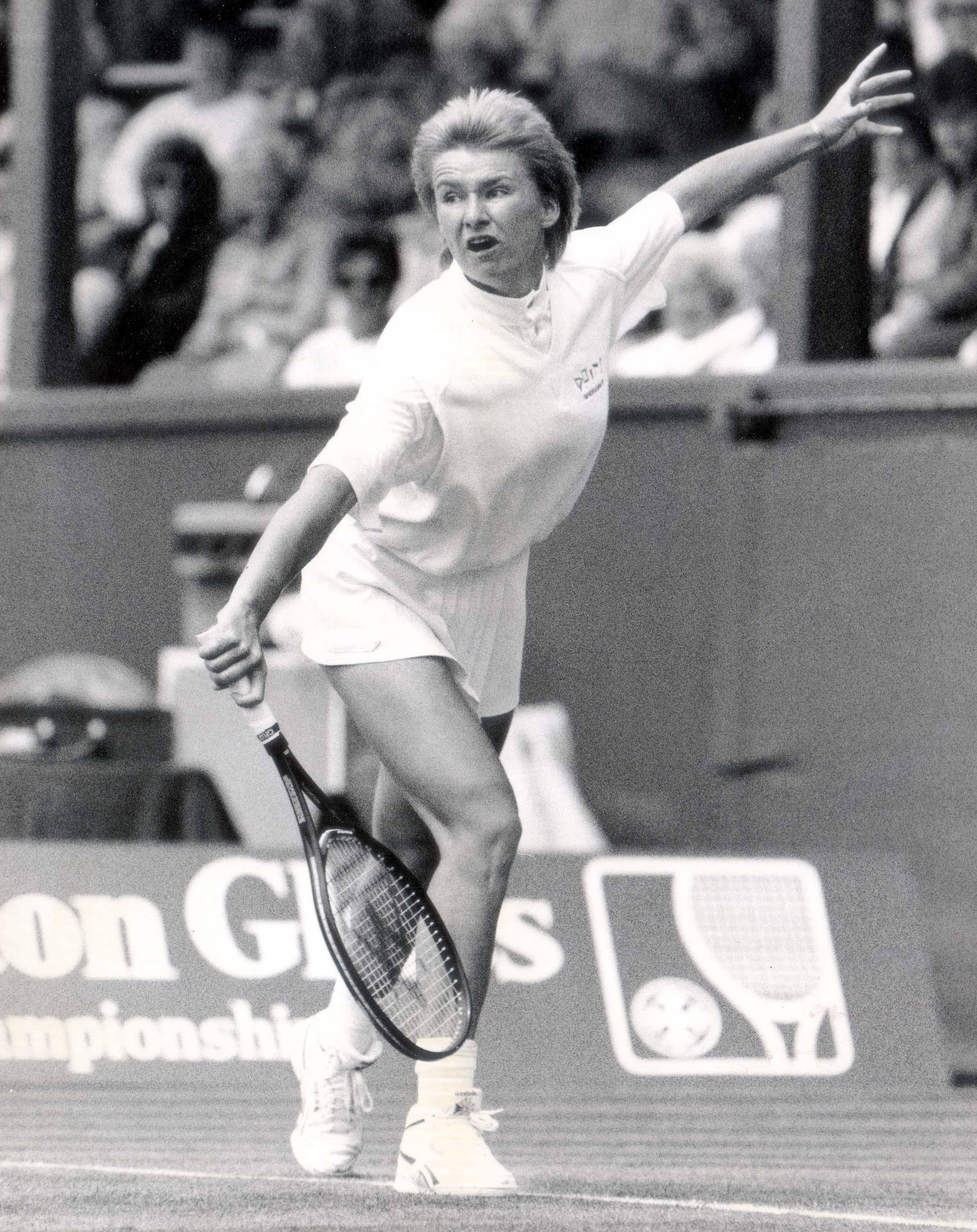 Legendary Tennis Player Jana Novotna in Action Wallpaper