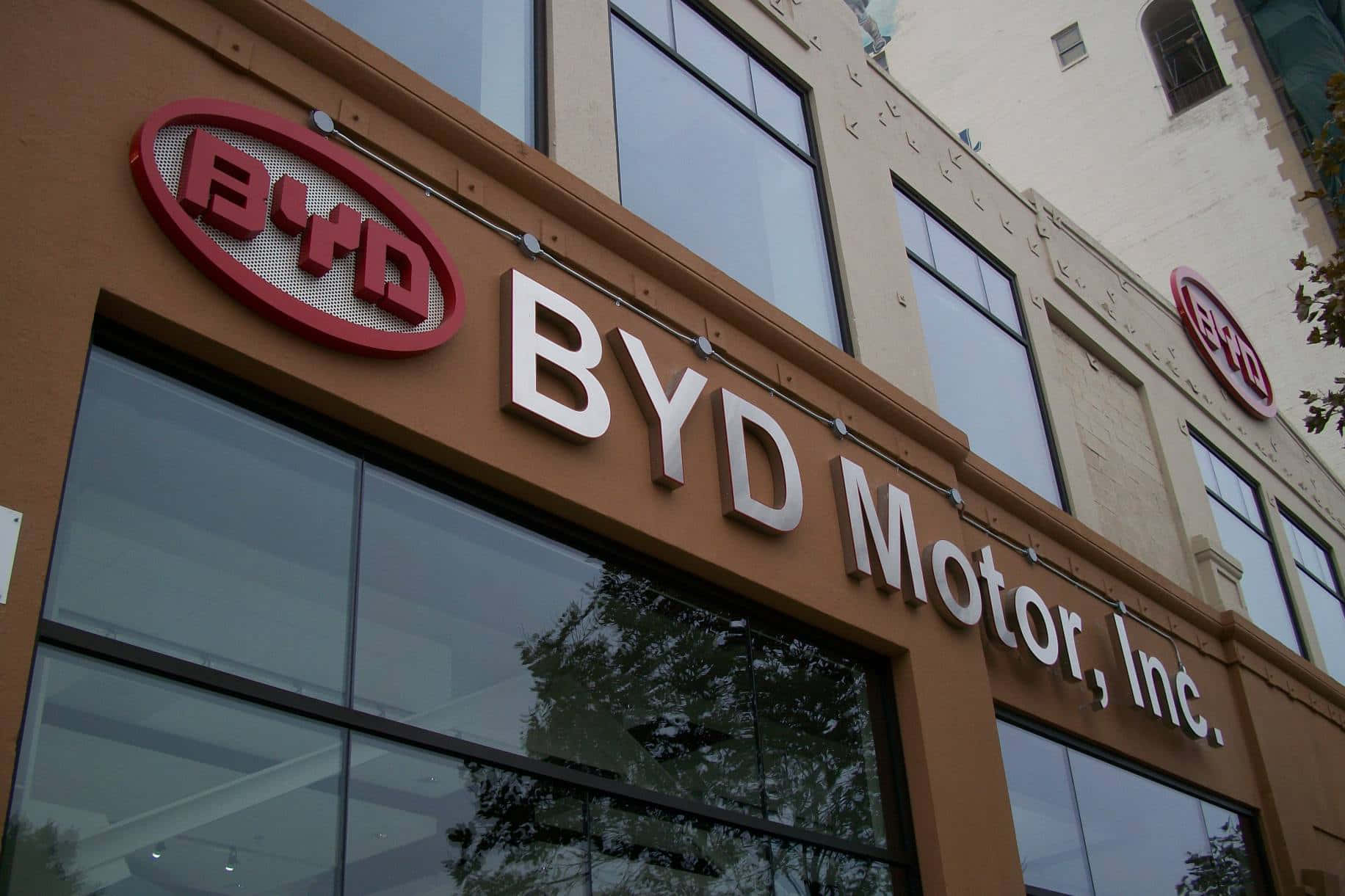 Byd Company Logo Mot En Glitrende Blå Bakgrunn Bakgrunnsbildet