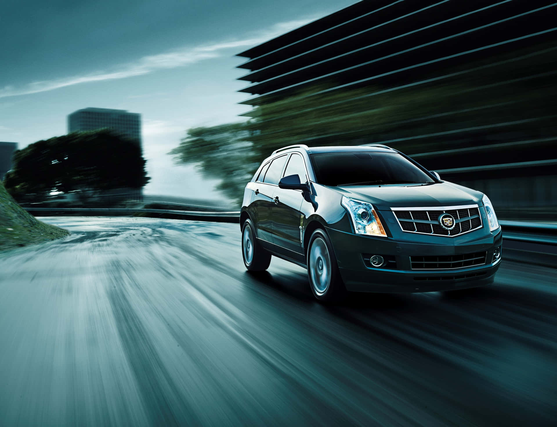 Impresionantecadillac Srx En Movimiento En La Autopista. Fondo de pantalla